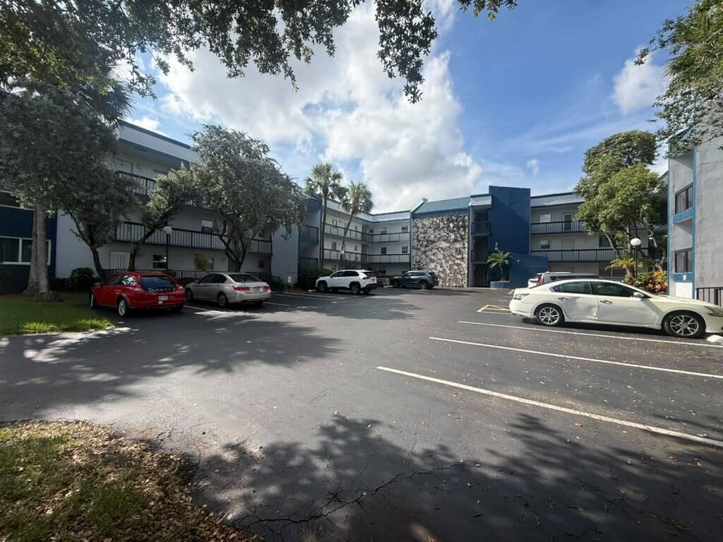 En Venta 3210 Holiday Springs Boulevard 2-103, Margate, FL 33063, Margate, FL 33063