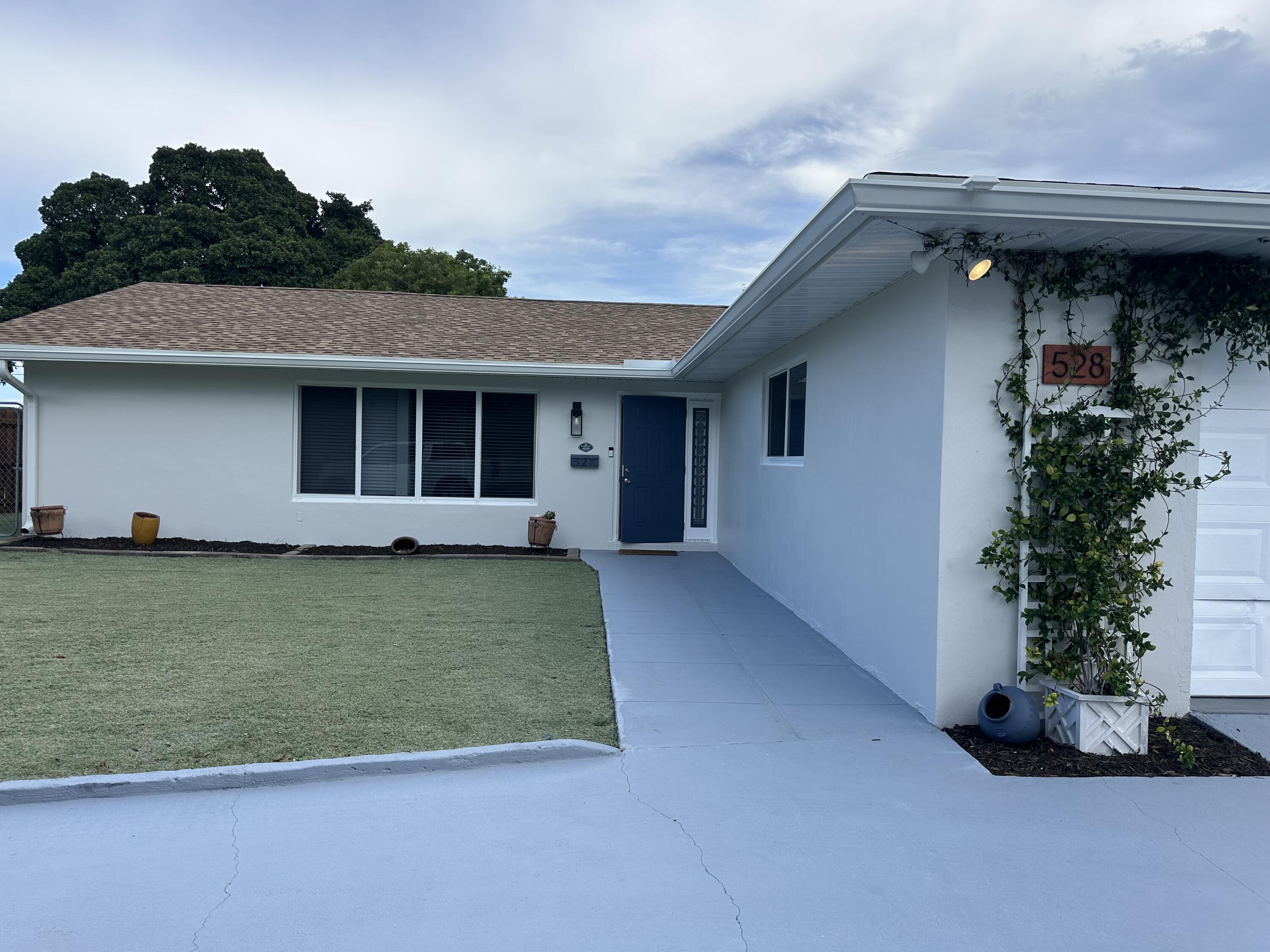 Foto de propiedad en 528 Date Palm Drive, Lake Park, FL 33403 Lake Park con MLS# 