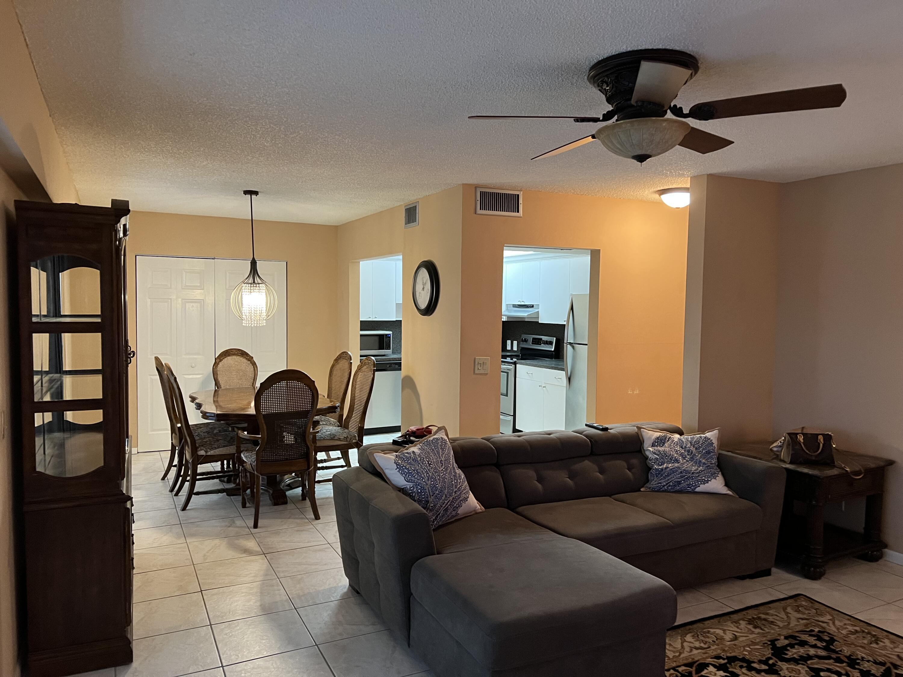 Foto de propiedad en 203 Suffolk E, Boca Raton, FL 33434 Boca Raton con MLS# 