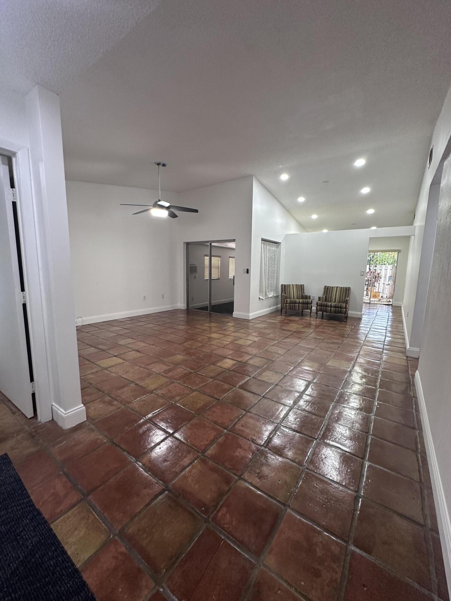 Foto de propiedad en 19823 NW 64th Place, Hialeah, FL 33015 Hialeah con MLS# 