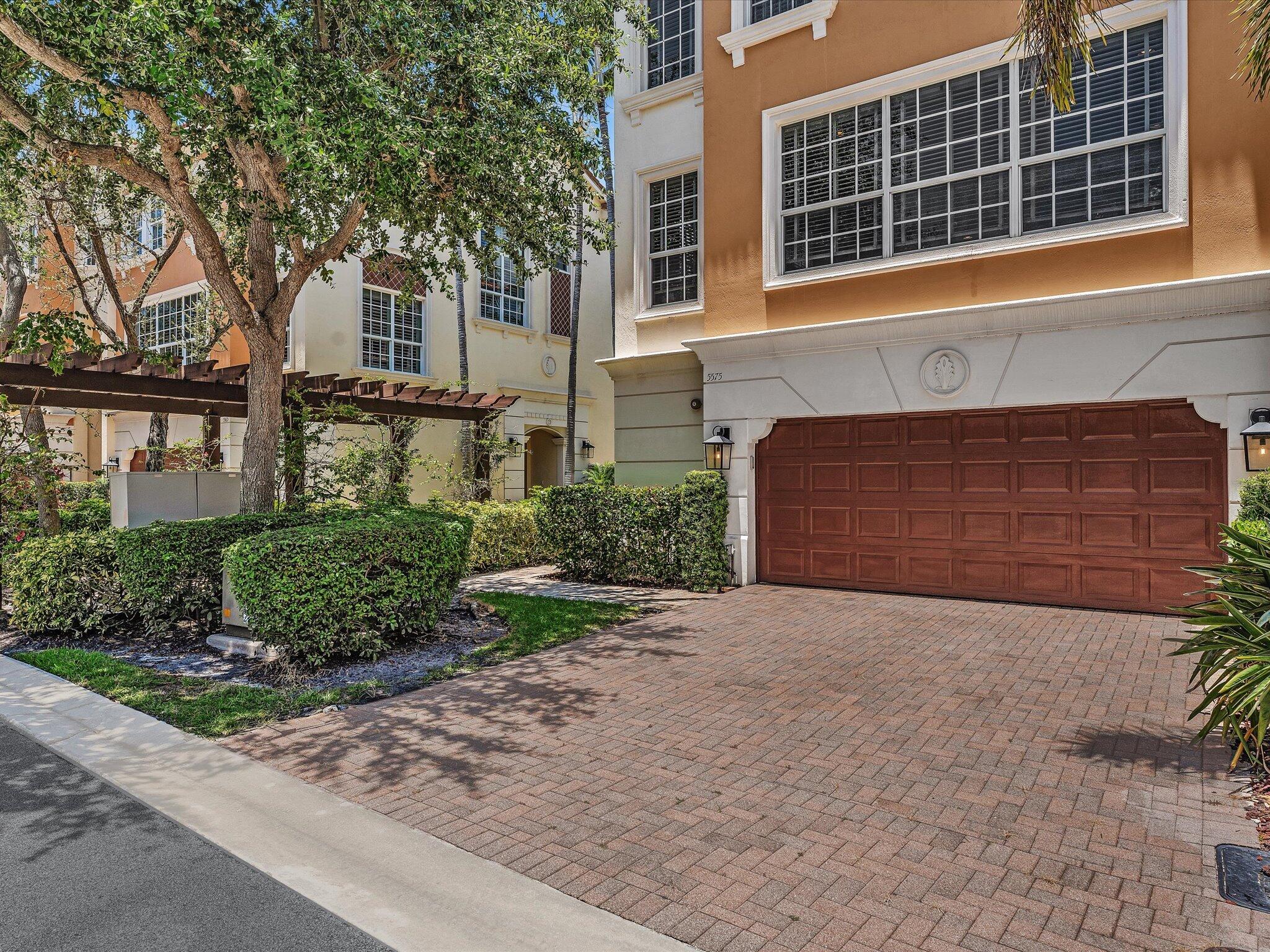 Foto de propiedad en 5575 NE Trieste Way, Boca Raton, FL 33487 Boca Raton con MLS# 