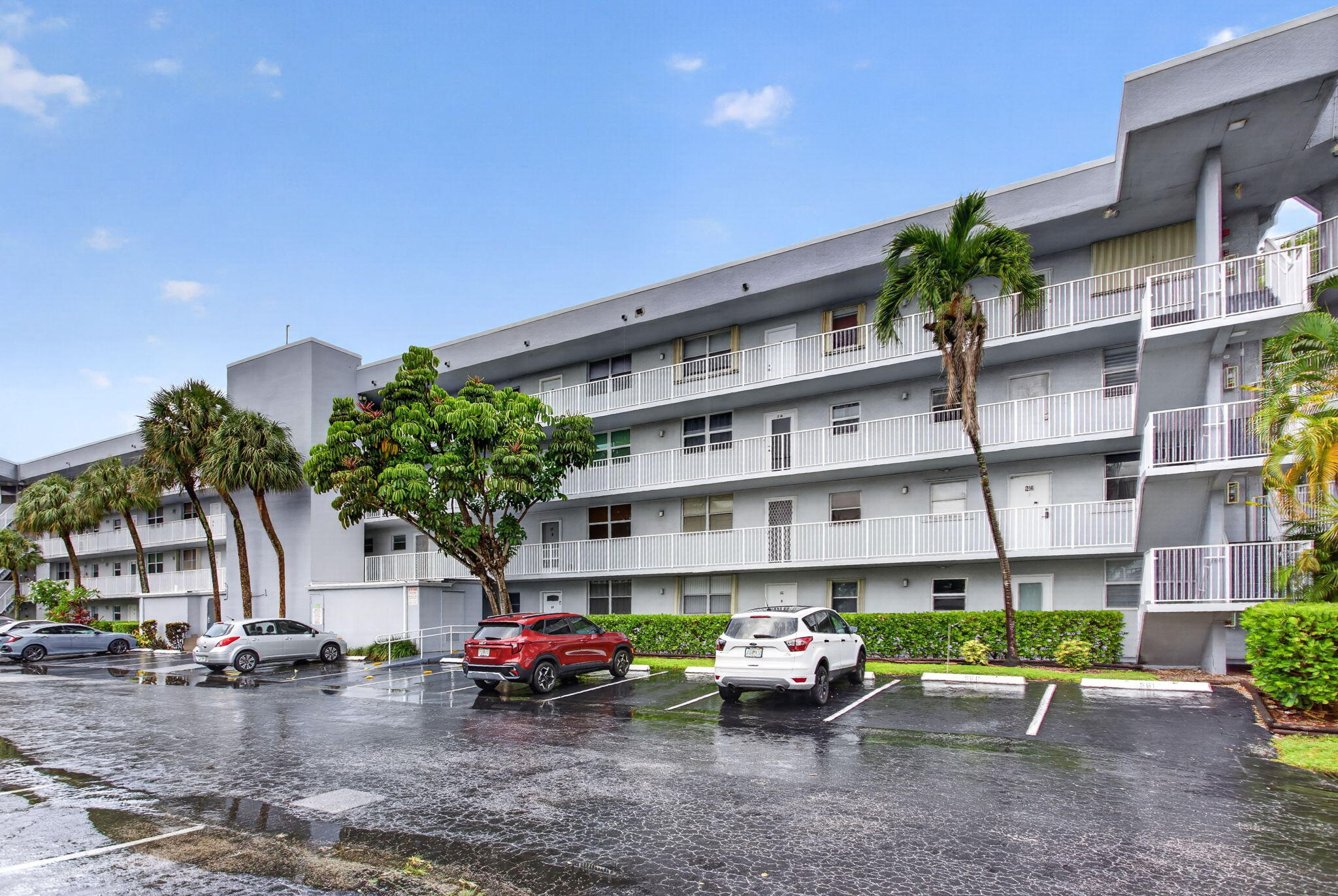 Foto de propiedad en 118 Royal Pk Drive 1f, Oakland Park, FL 33309 Oakland Park con MLS# 