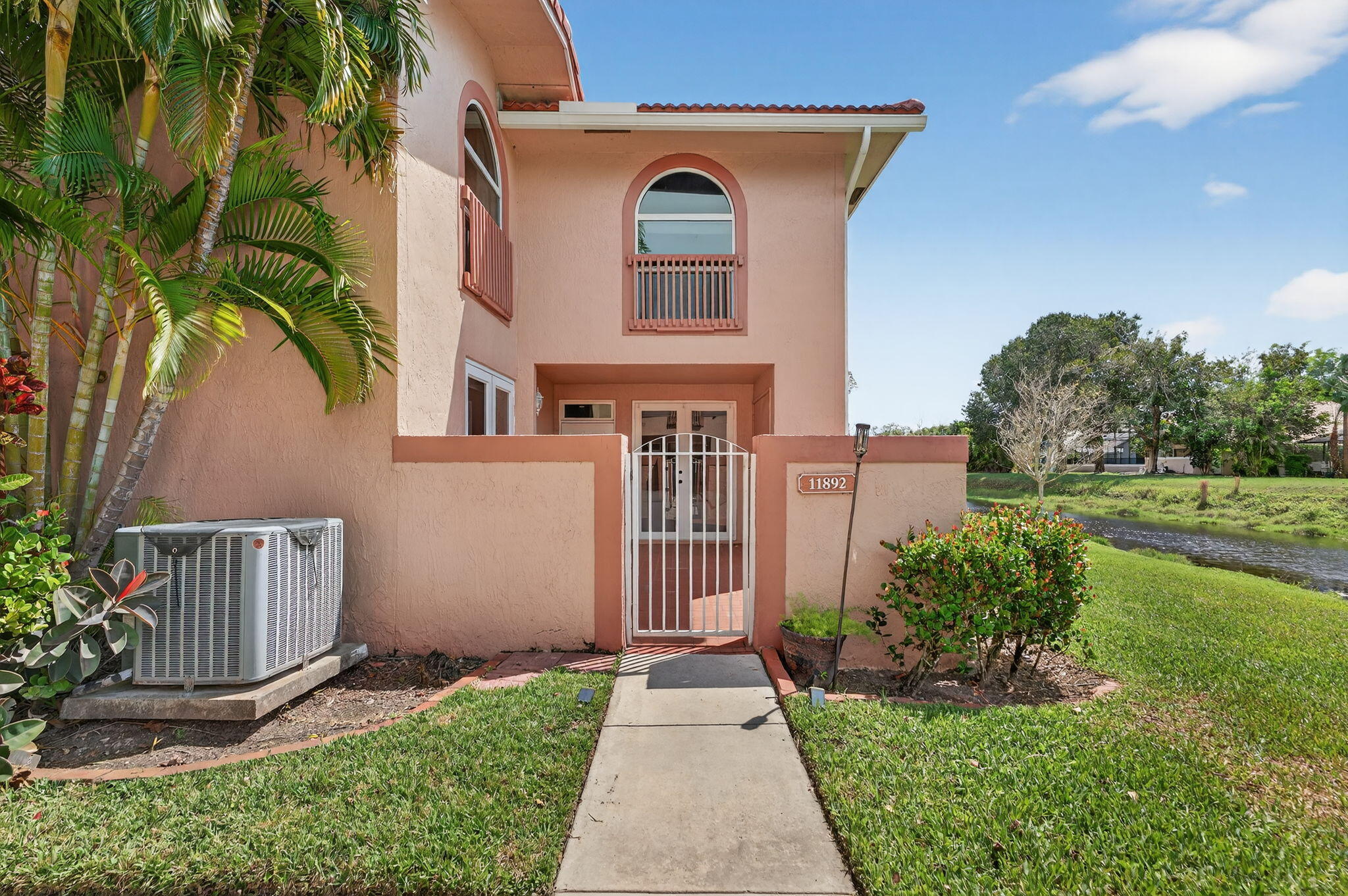 Foto de propiedad en 11892 Royal Palm Boulevard 11892, Coral Springs, FL 33065 Coral Springs con MLS# 