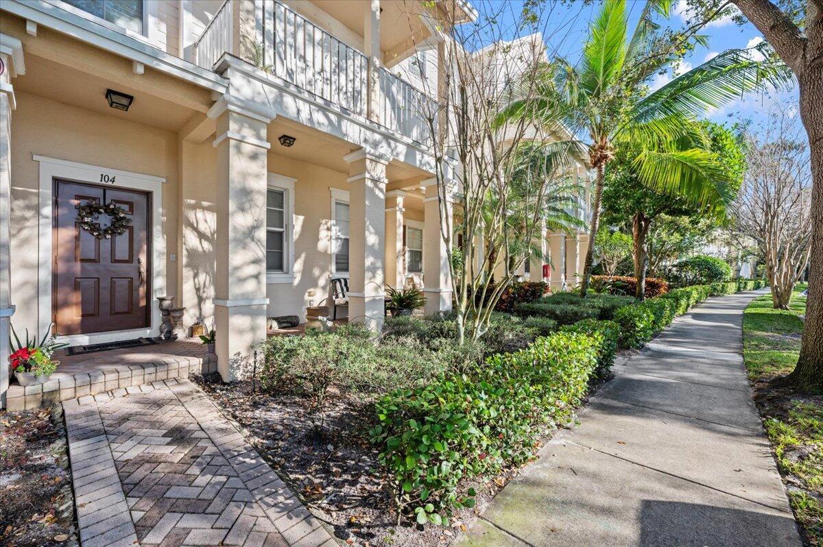 Foto de propiedad en 335 E Thatch Palm Circle 104, Jupiter, FL 33458 Jupiter con MLS# 