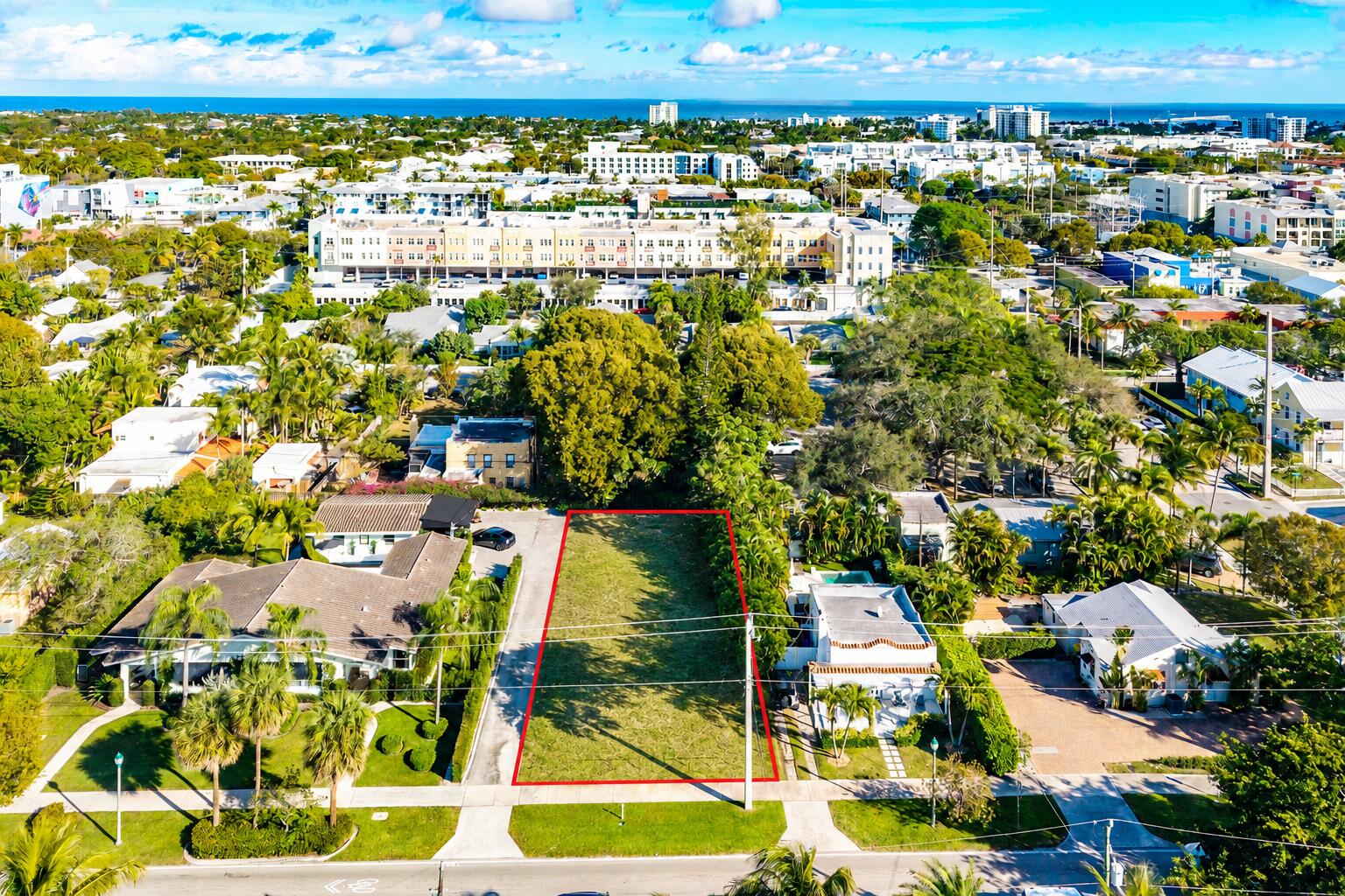 Foto de propiedad en 215 N Swinton Avenue, Delray Beach, FL 33444 Delray Beach con MLS# 