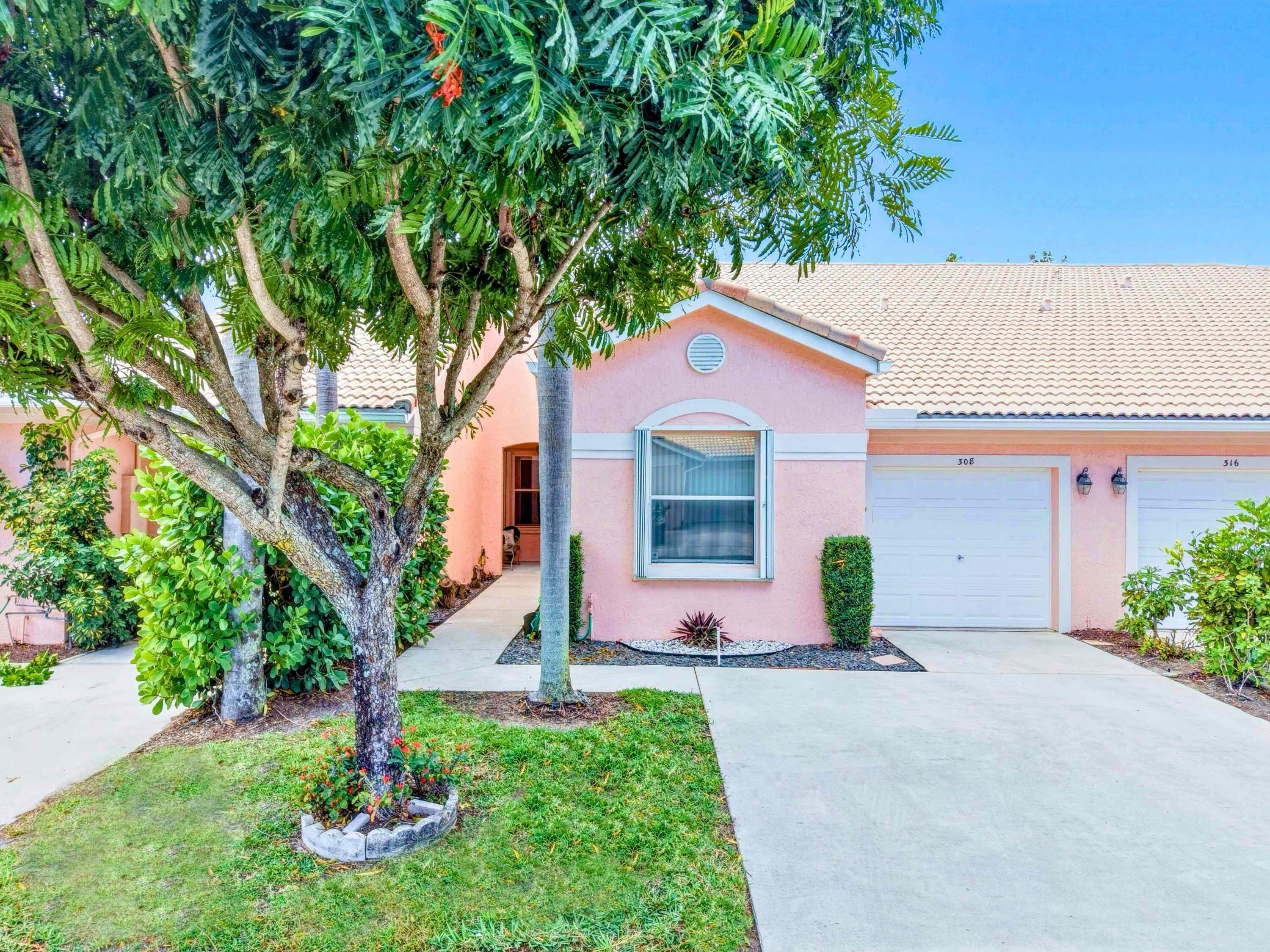 Foto de propiedad en 308 Coral Trace Court, Delray Beach, FL 33445 Delray Beach con MLS# 