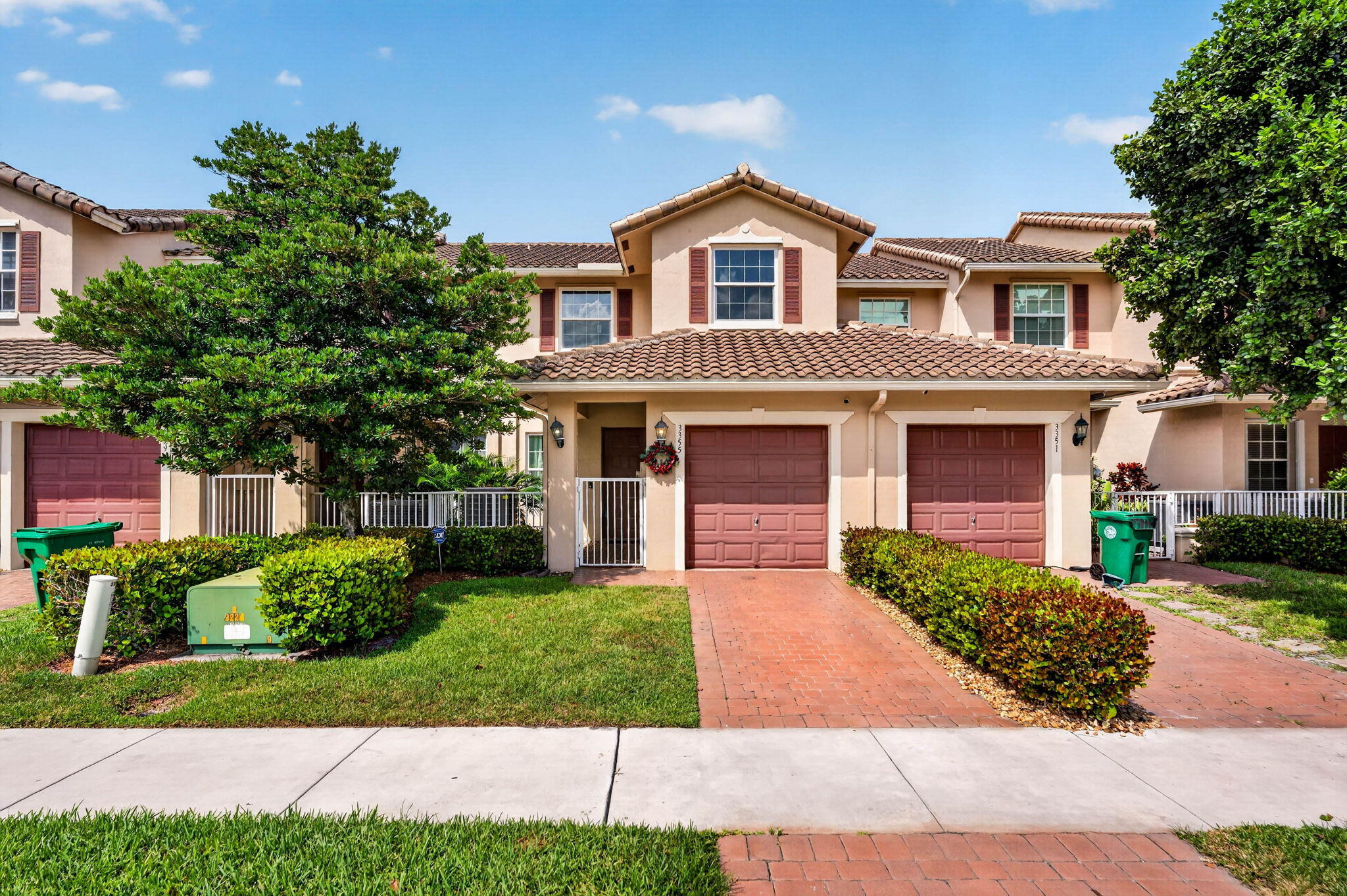 Foto de propiedad en 3355 Lakeside Drive, Davie, FL 33328 Davie con MLS# 