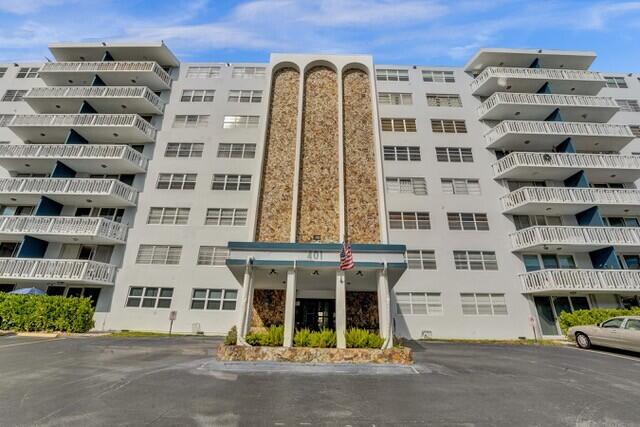 Foto de propiedad en 401 NE 14th Avenue 705, Hallandale, FL 33009 Hallandale con MLS# 