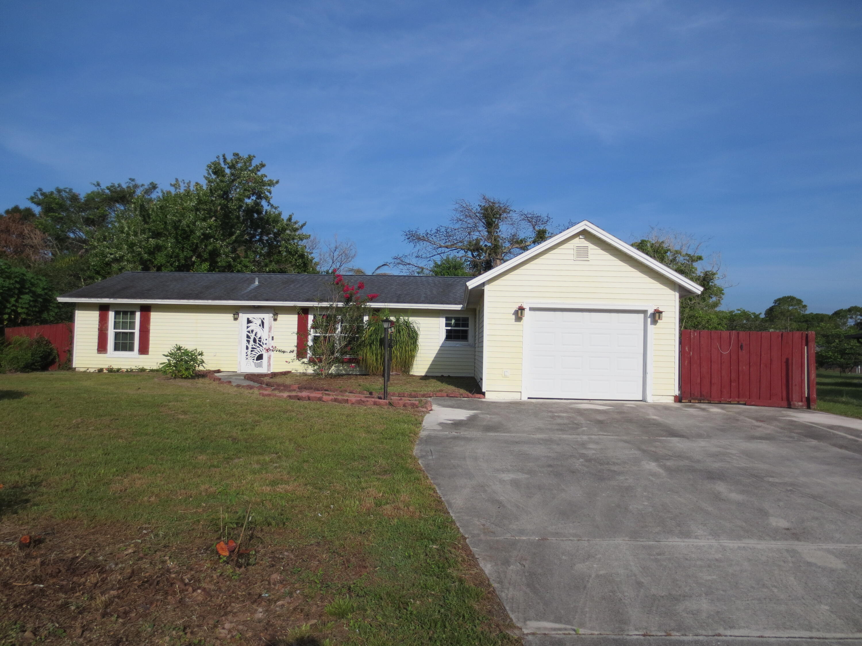 Foto de propiedad en 782 NW Selvitz Road, Port St. Lucie, FL 34983 Port St. Lucie con MLS# 