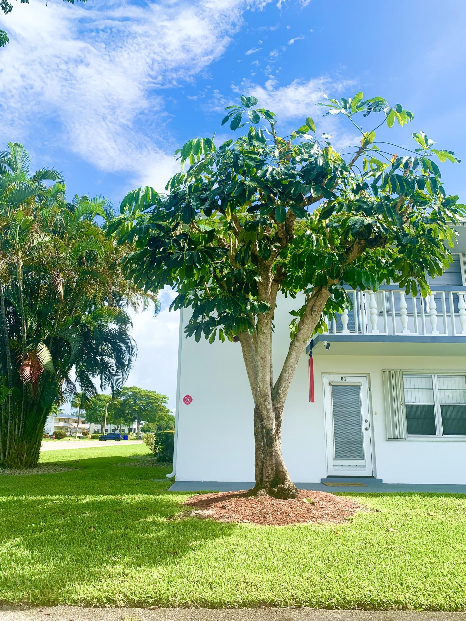 Foto de propiedad en 81 Kingswood E, West Palm Beach, FL 33417 West Palm Beach con MLS# 