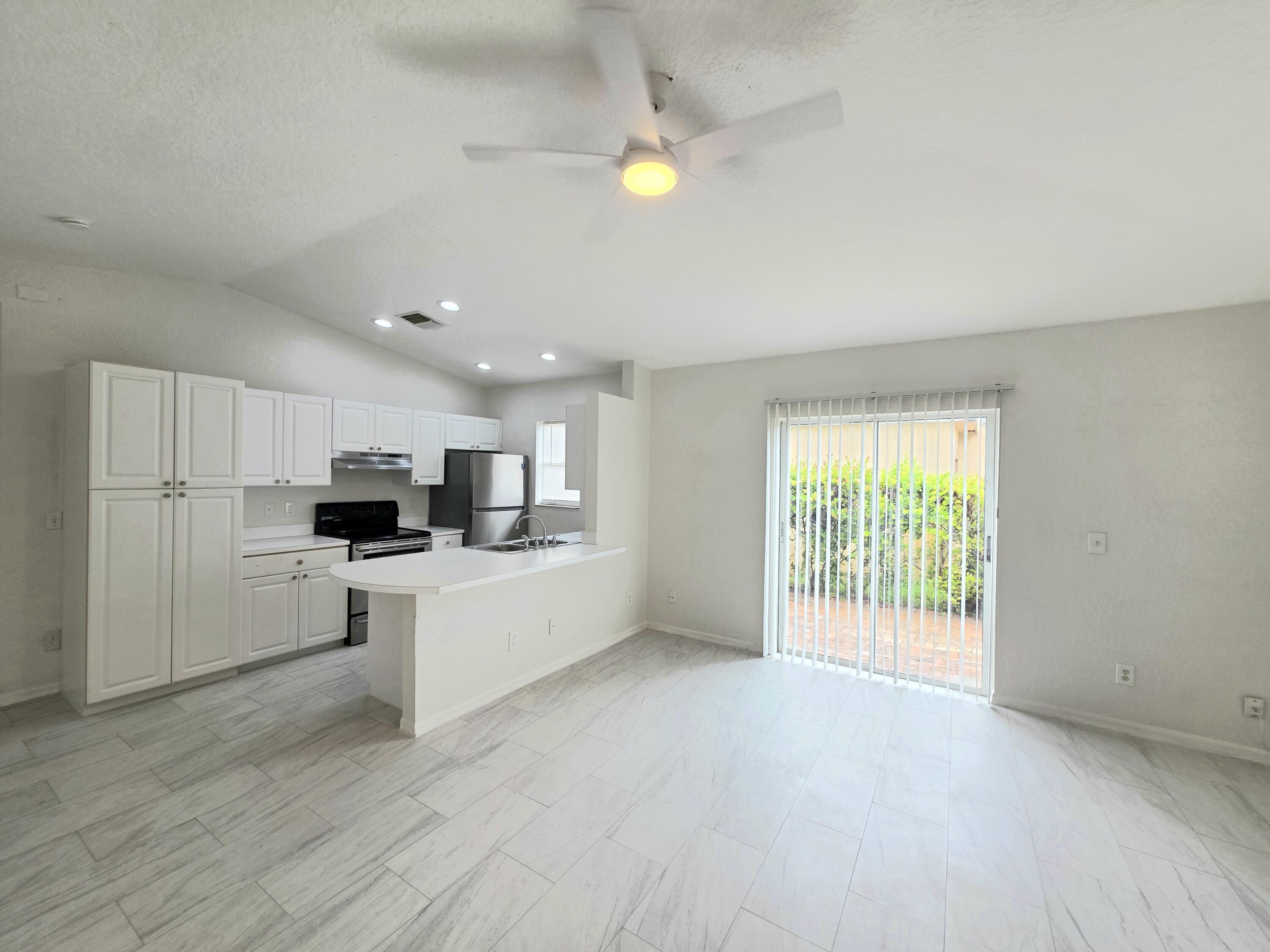 Foto de propiedad en 569 E Ridge Circle N, Boynton Beach, FL 33435 Boynton Beach con MLS# 