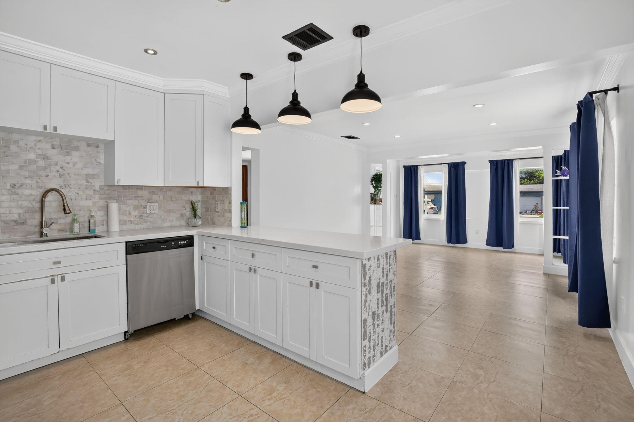 Foto de propiedad en 2427 Harding Street, Hollywood, FL 33020 Hollywood con MLS# 