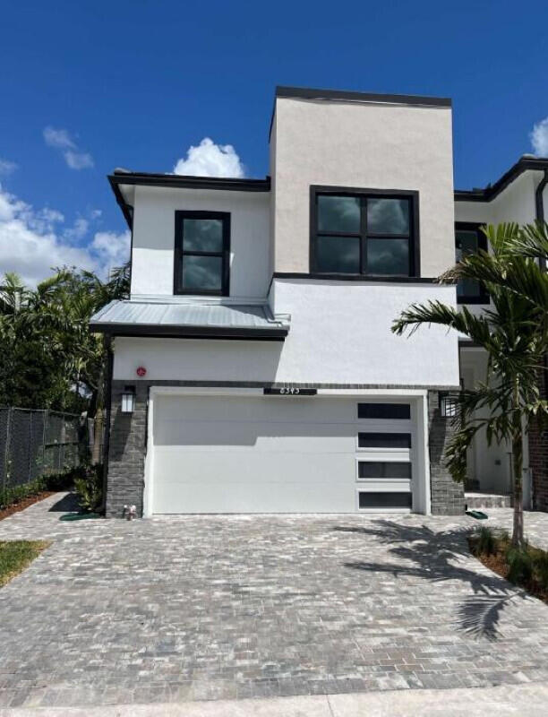 Foto de propiedad en 8345 NW 7th Place, Plantation, FL 33324 Plantation con MLS# 
