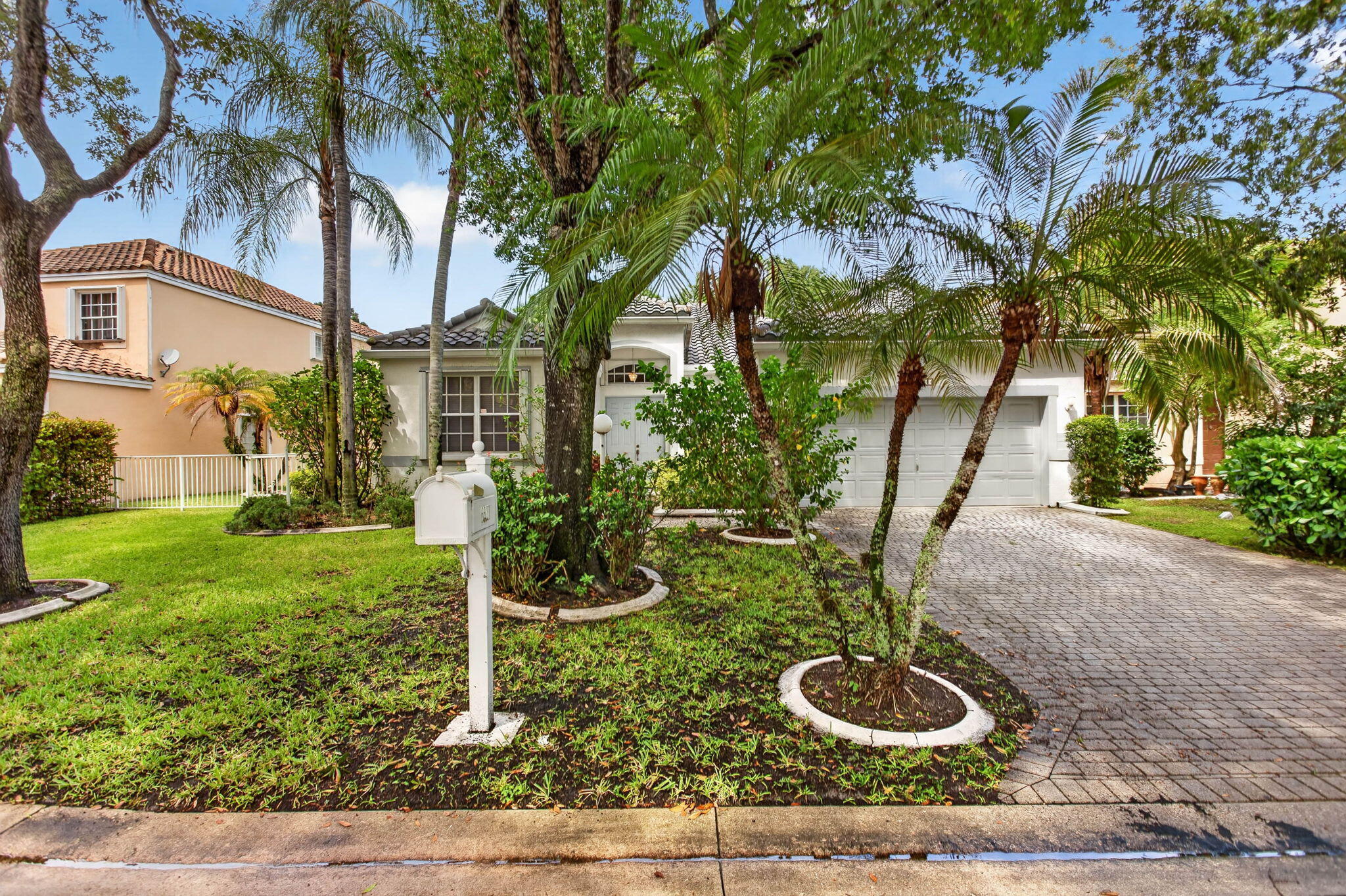 Foto de propiedad en 6621 NW 78th Drive, Parkland, FL 33067 Parkland con MLS# 