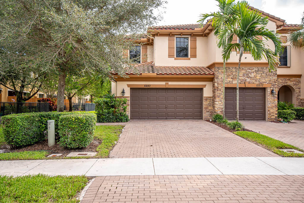 Foto de propiedad en 10283 Wellington Parc Drive, Wellington, FL 33449 Wellington con MLS# 