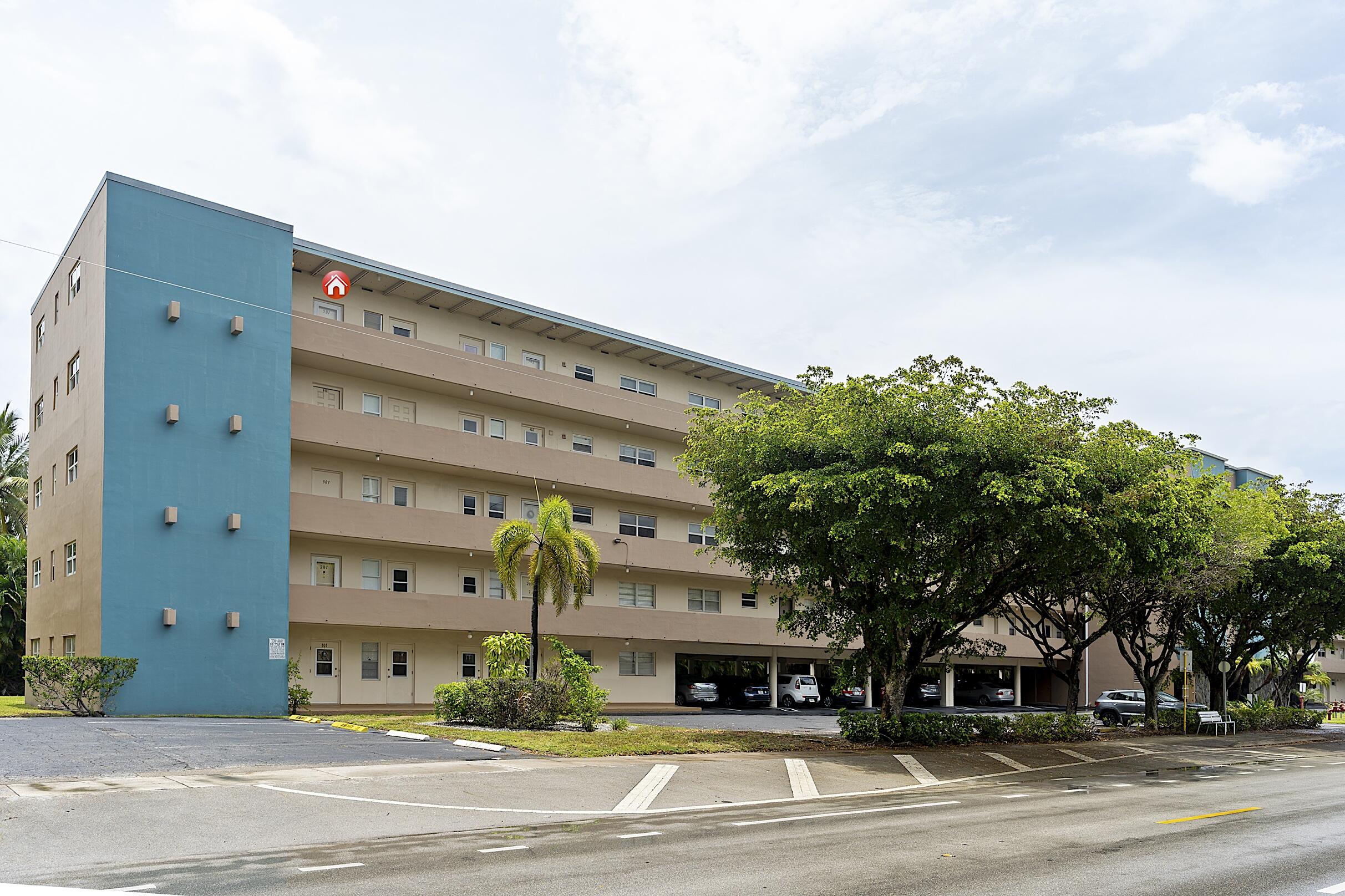 Foto de propiedad en 300 NE 14th Avenue 501, Hallandale, FL 33009 Hallandale con MLS# 