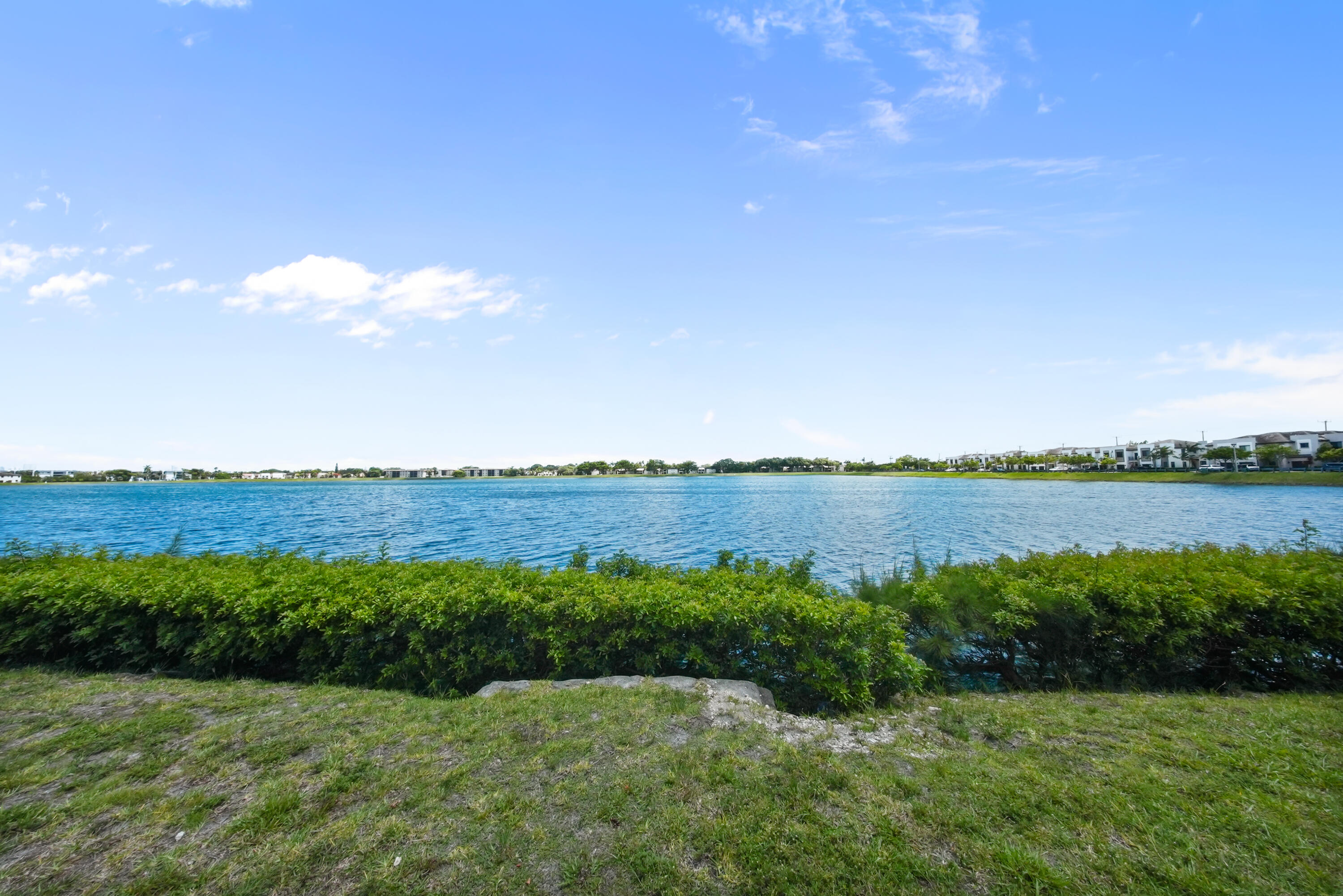 Foto de propiedad en 20860 San Simeon Way 109-6, Miami, FL 33179 Miami con MLS# 
