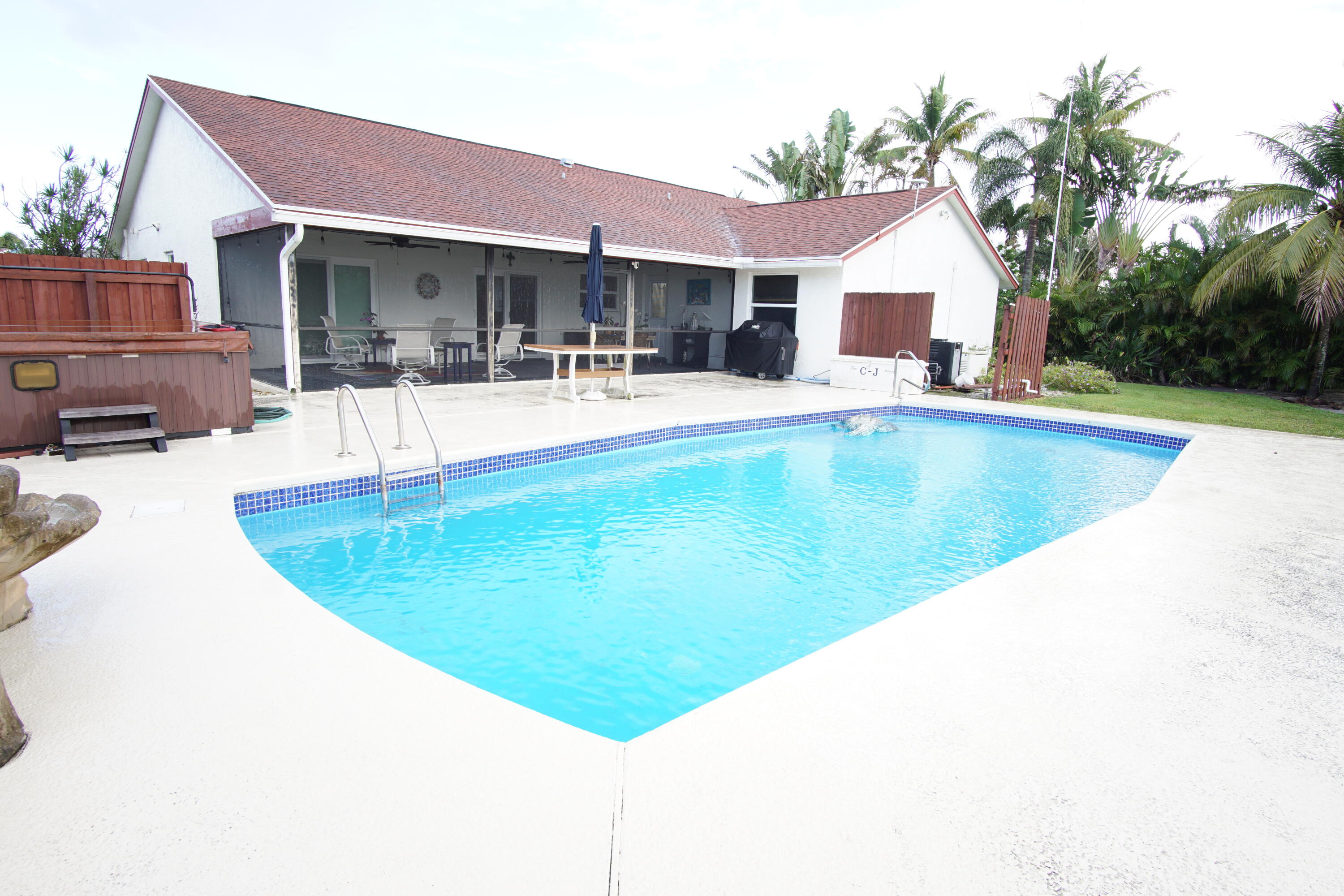 Foto de propiedad en 7561 Nemec Drive N, Lake Clarke Shores, FL 33406 Lake Clarke Shores con MLS# 