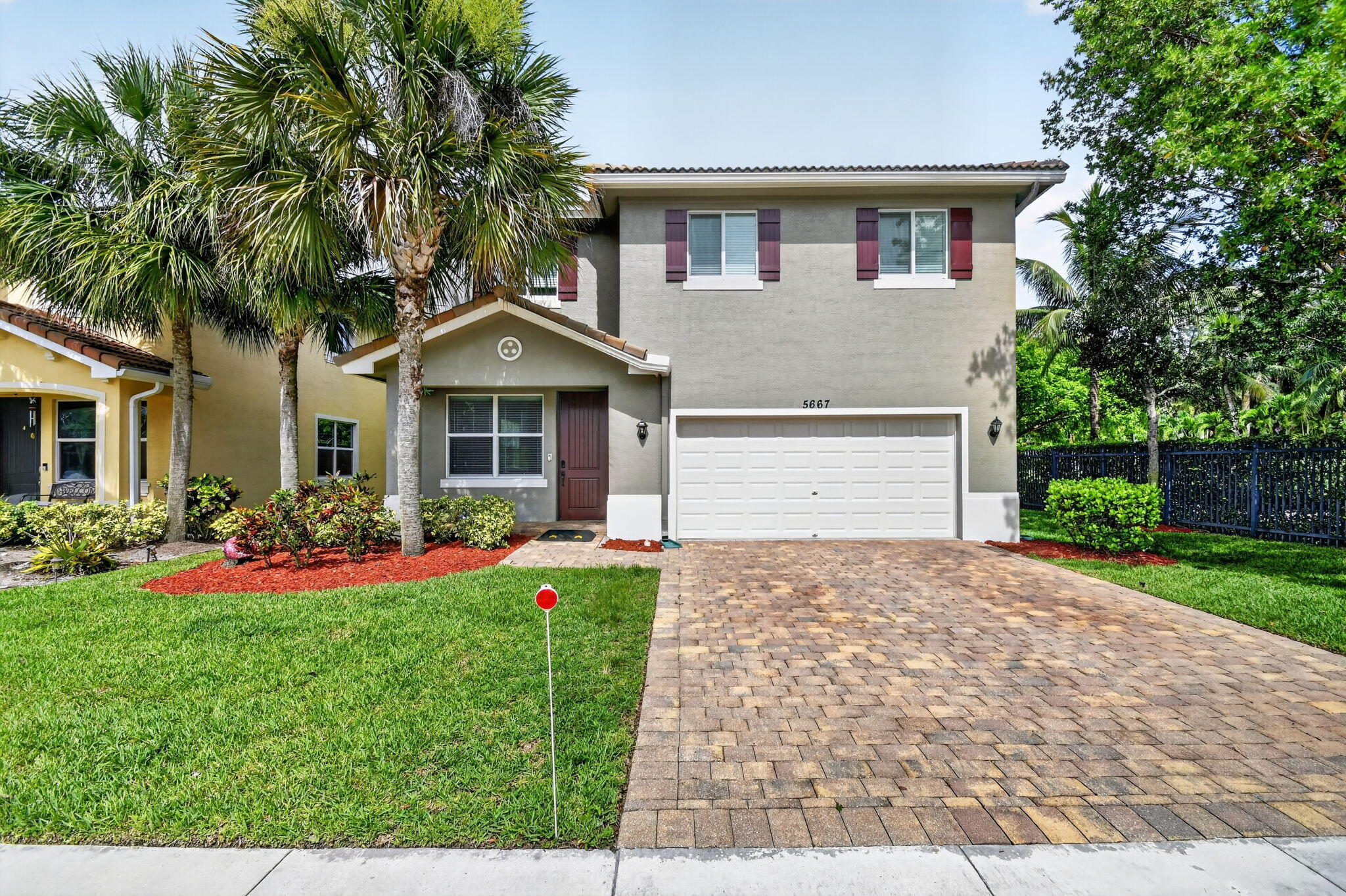 Foto de propiedad en 5667 Caranday Palm Drive, Greenacres, FL 33463 Greenacres con MLS# 