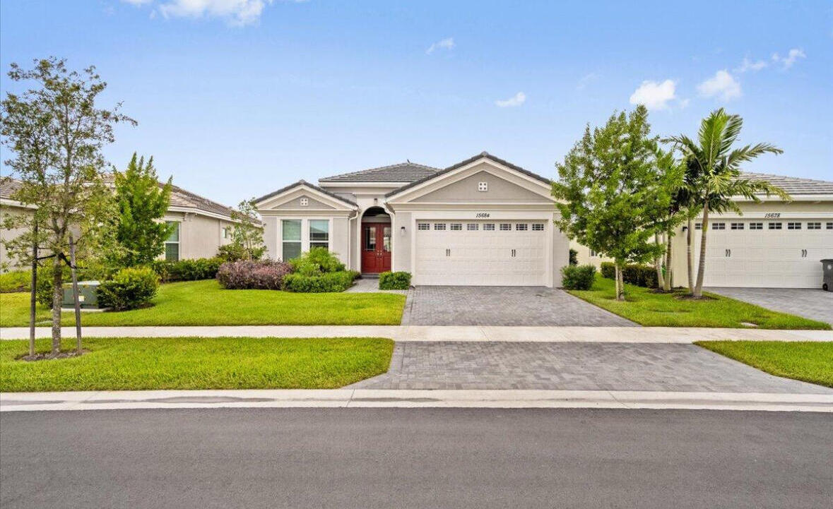 Foto de propiedad en 15684 Goldfinch Circle, The Acreage, FL 33470 The Acreage con MLS# 