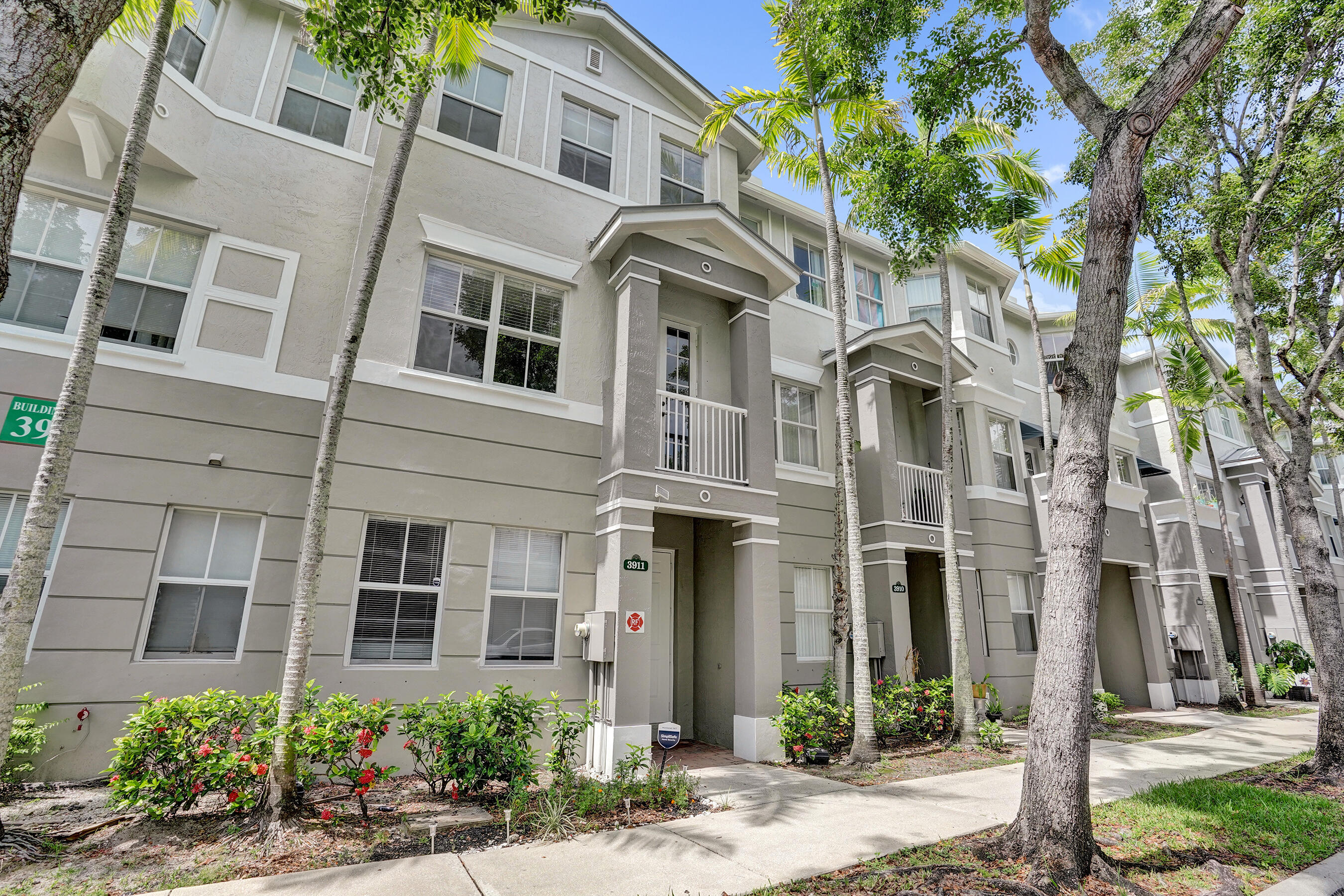 Foto de propiedad en 3911 Shoma Drive, Royal Palm Beach, FL 33414 Royal Palm Beach con MLS# 