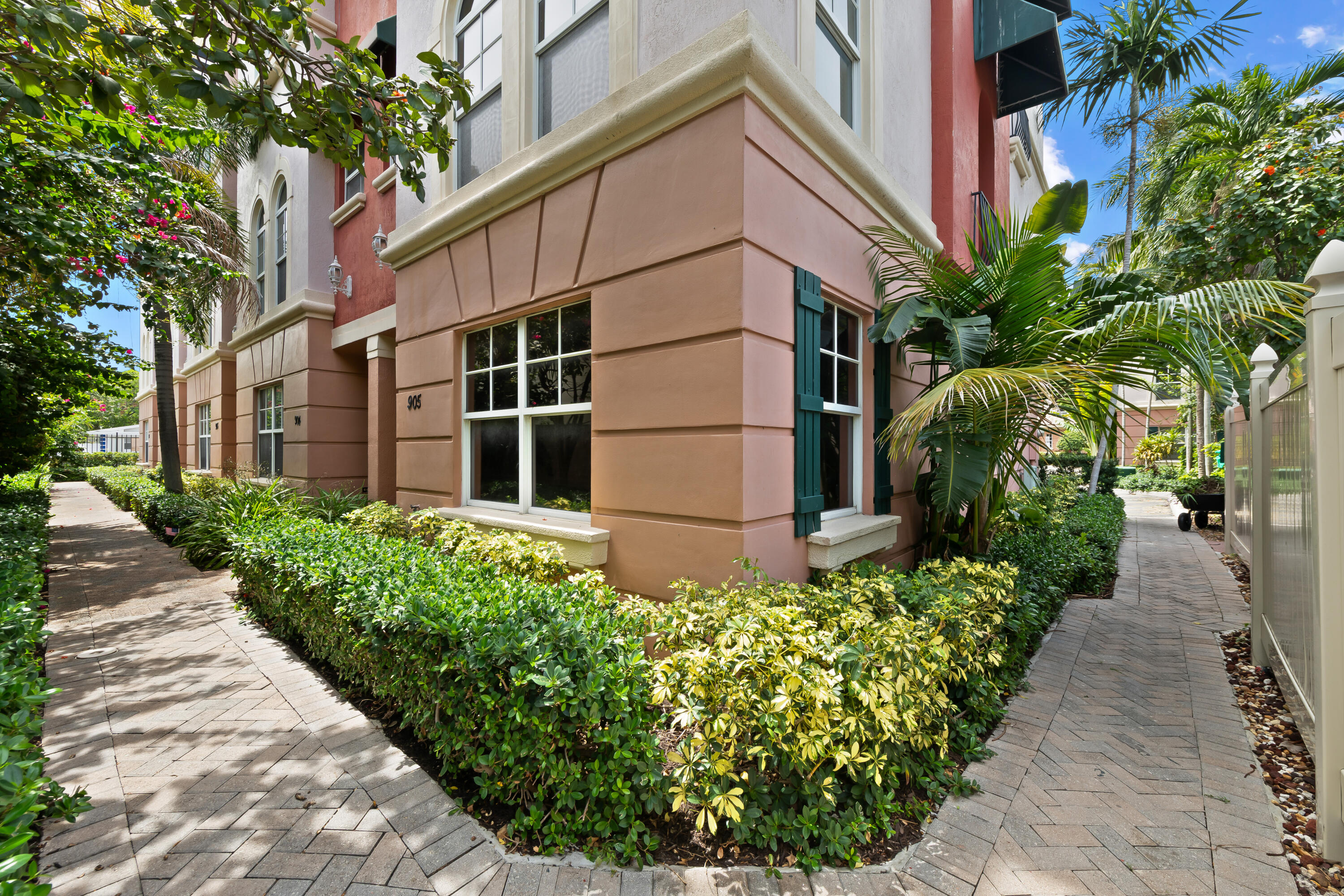 Foto de propiedad en 1033 NE 17th Way 905, Fort Lauderdale, FL 33304 Fort Lauderdale con MLS# 