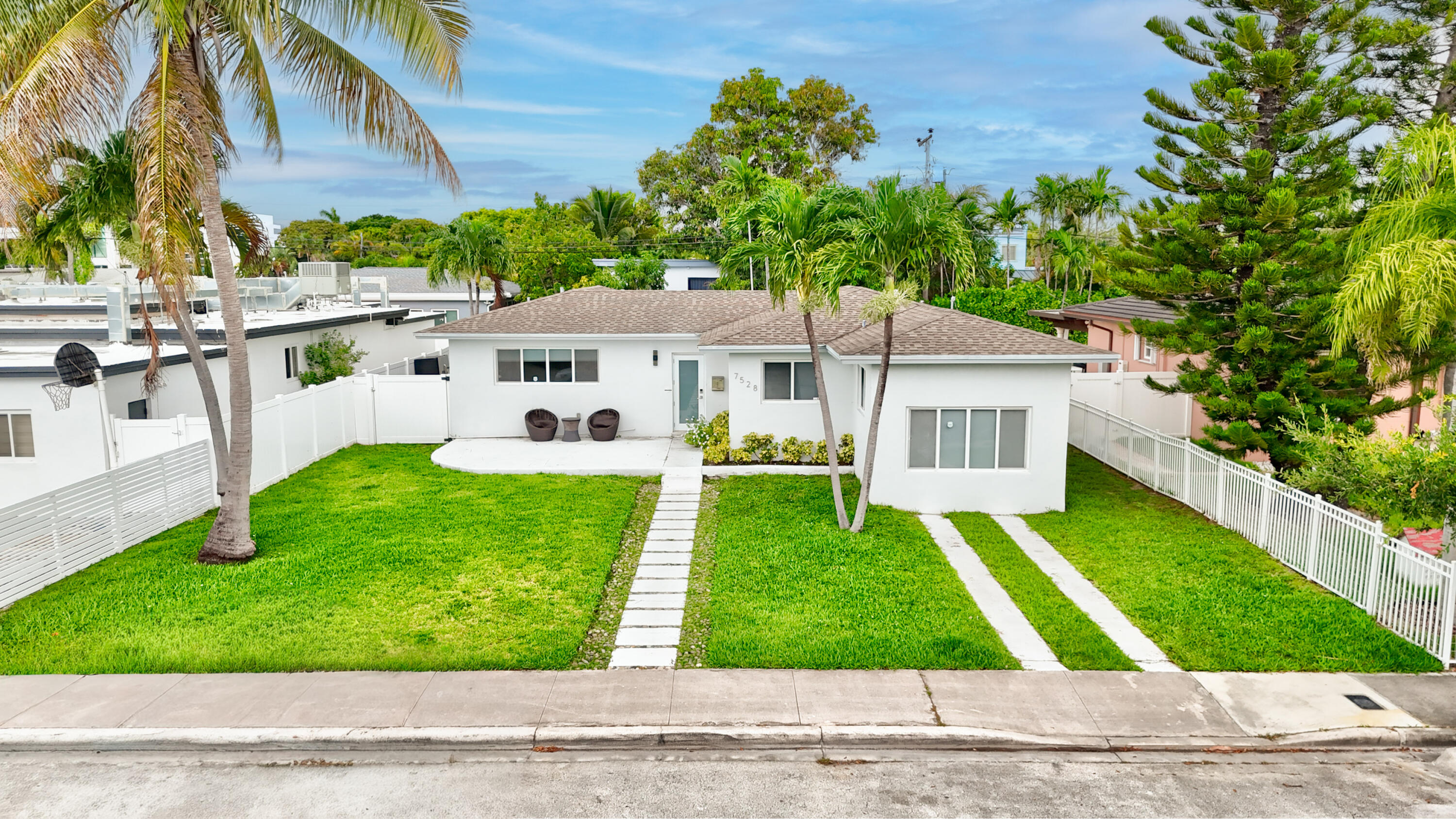 Foto de propiedad en 7528 Buccaneer Avenue, North Bay Village, FL 33141 North Bay Village con MLS# 