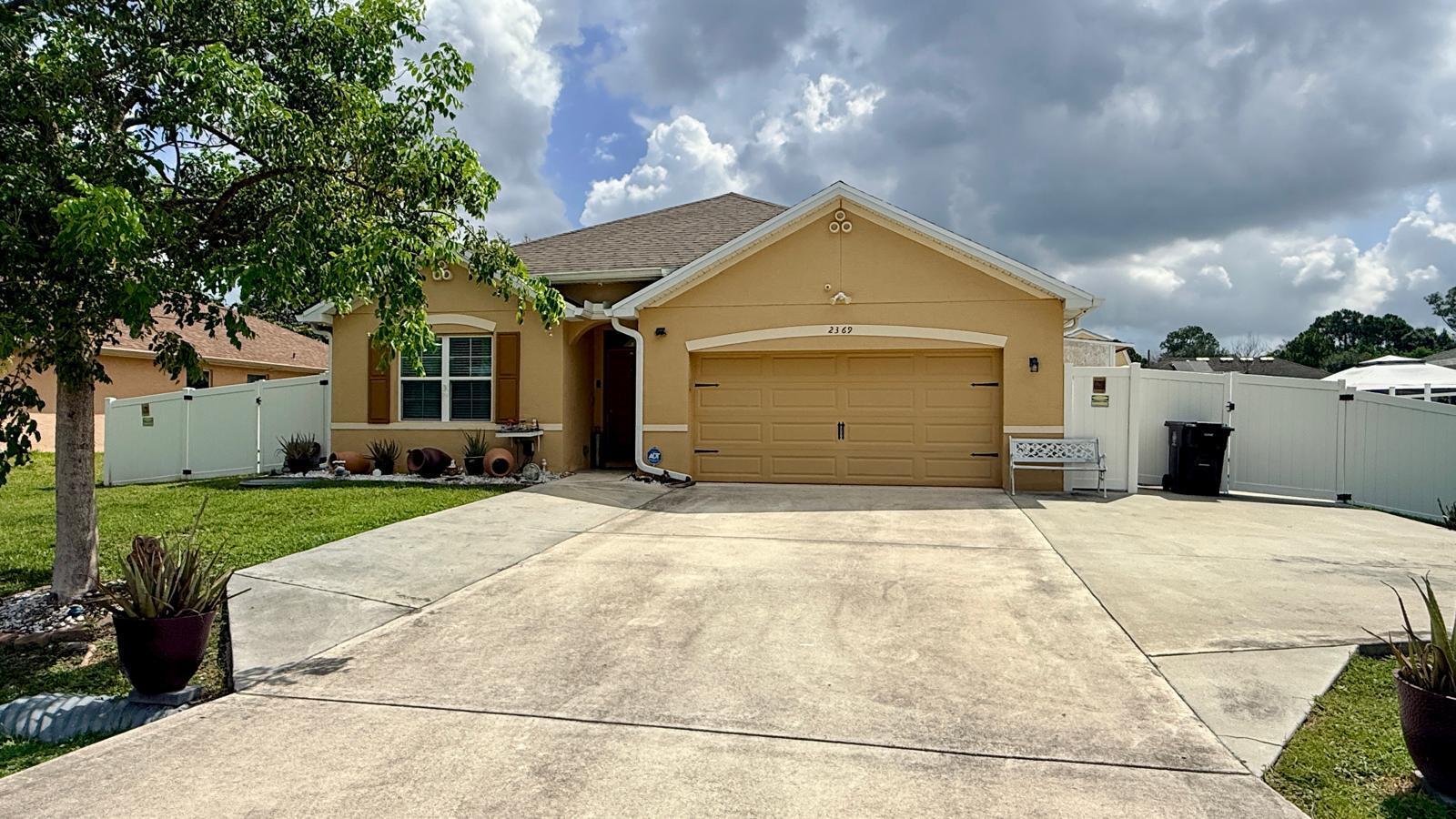 Foto de propiedad en 2369 SW Barber Lane, Port St. Lucie, FL 34984 Port St. Lucie con MLS# 