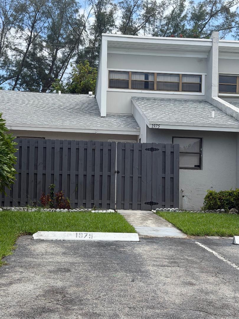 Foto de propiedad en 1975 Monks Court, West Palm Beach, FL 33415 West Palm Beach con MLS# 