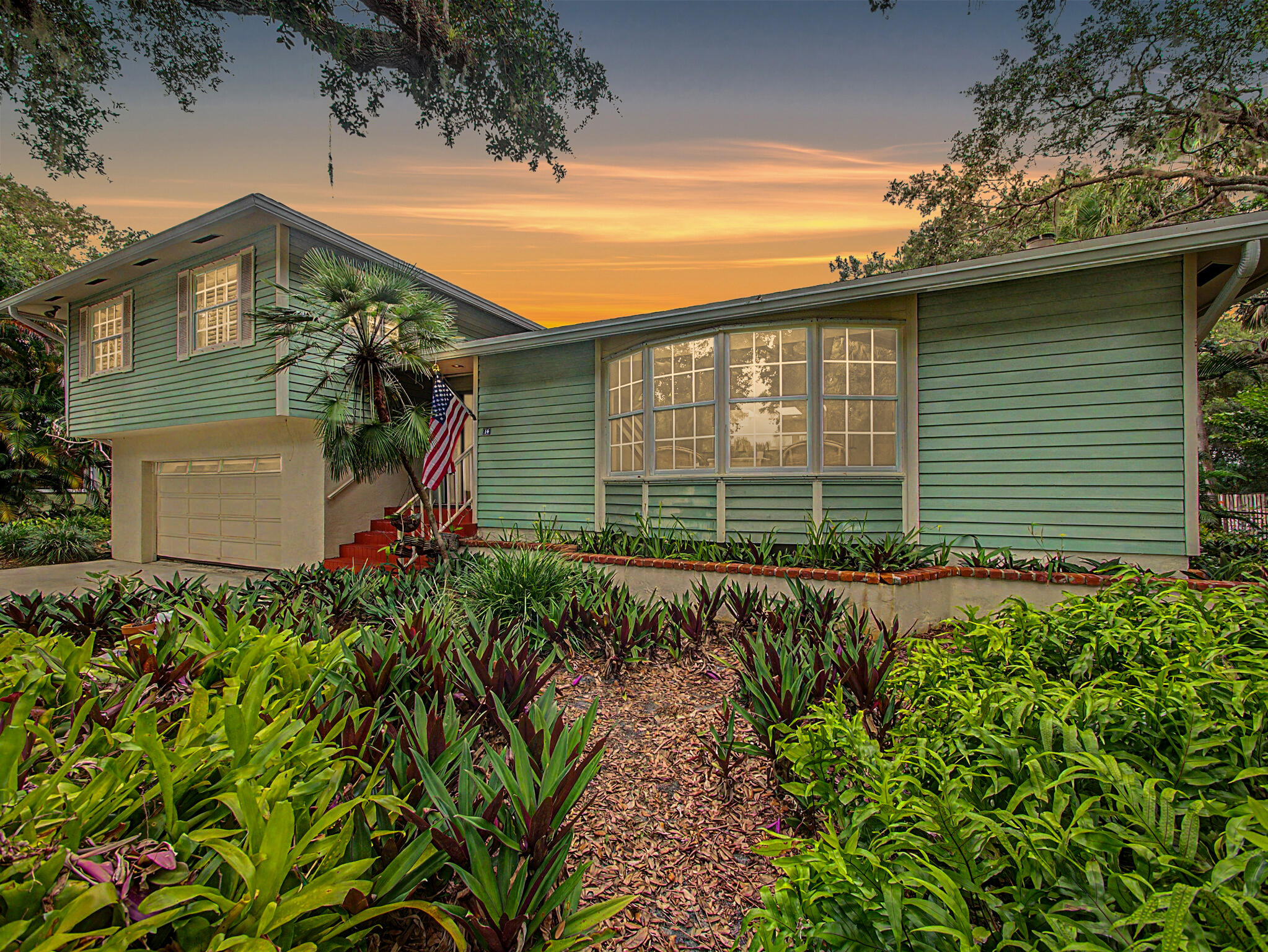 Foto de propiedad en 14 Emarita Way, Sewalls Point, FL 34996 Sewalls Point con MLS# 