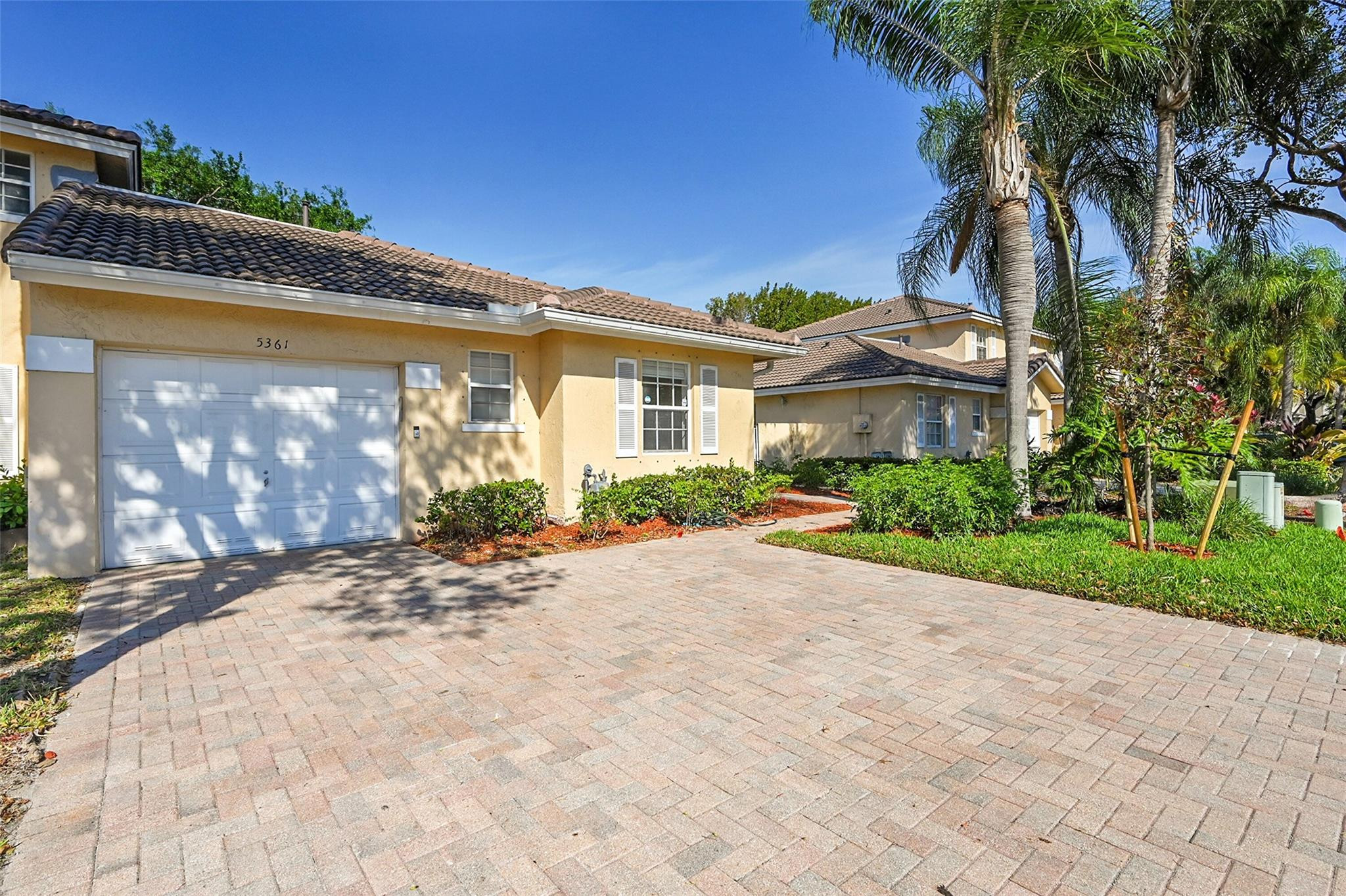 Foto de propiedad en 5361 NW 90th Avenue, Sunrise, FL 33351 Sunrise con MLS# 