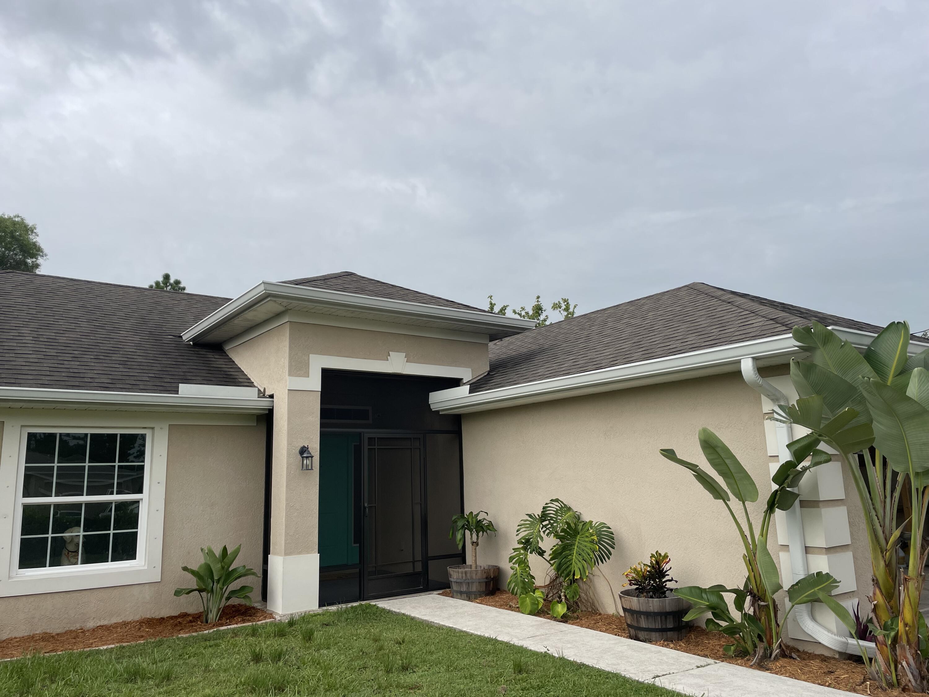 Foto de propiedad en 150 SW De Gouvea Terrace, FL 34984  con MLS# 