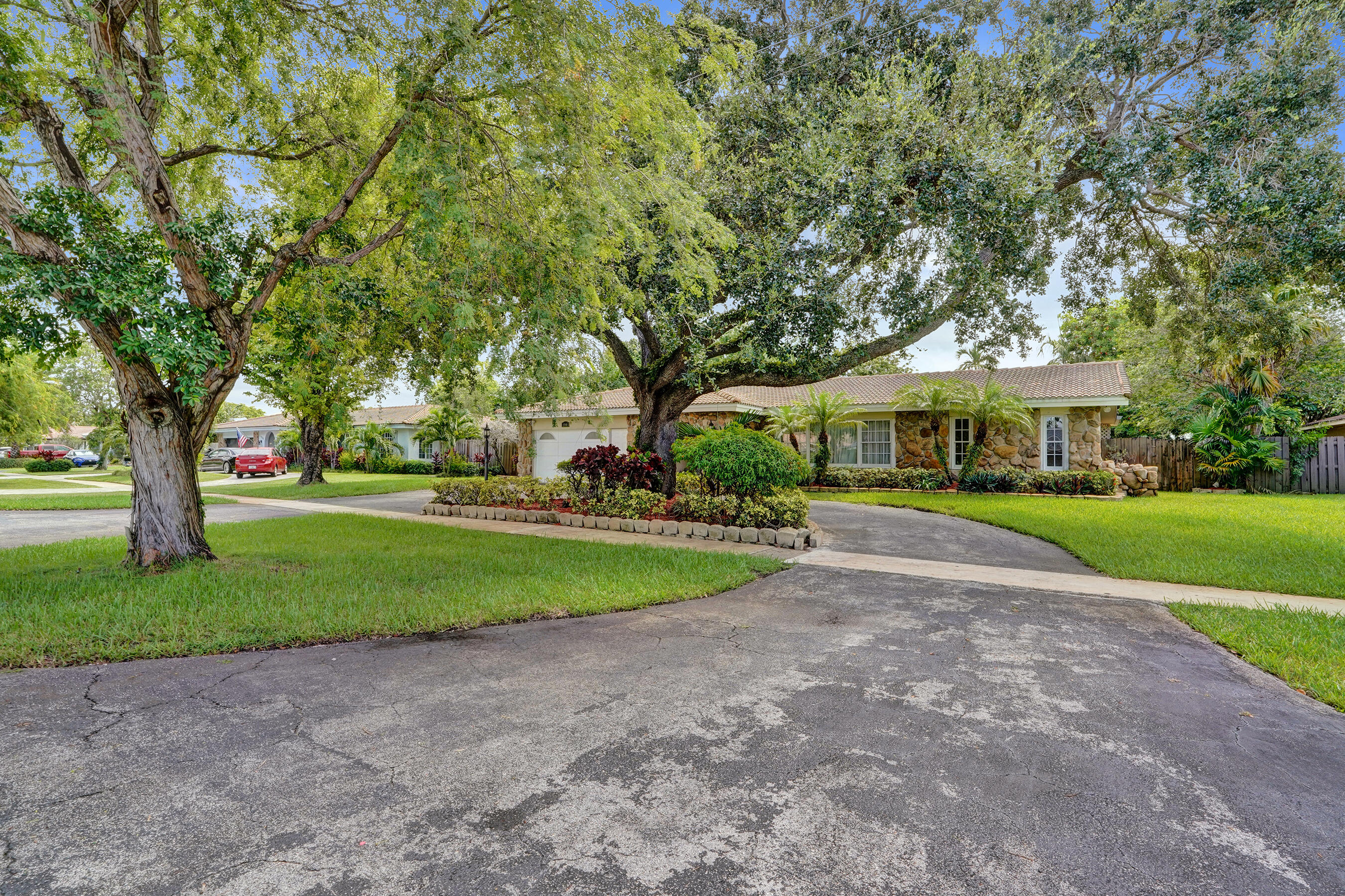 Foto de propiedad en 1040 SW 75th Avenue, Plantation, FL 33317 Plantation con MLS# 