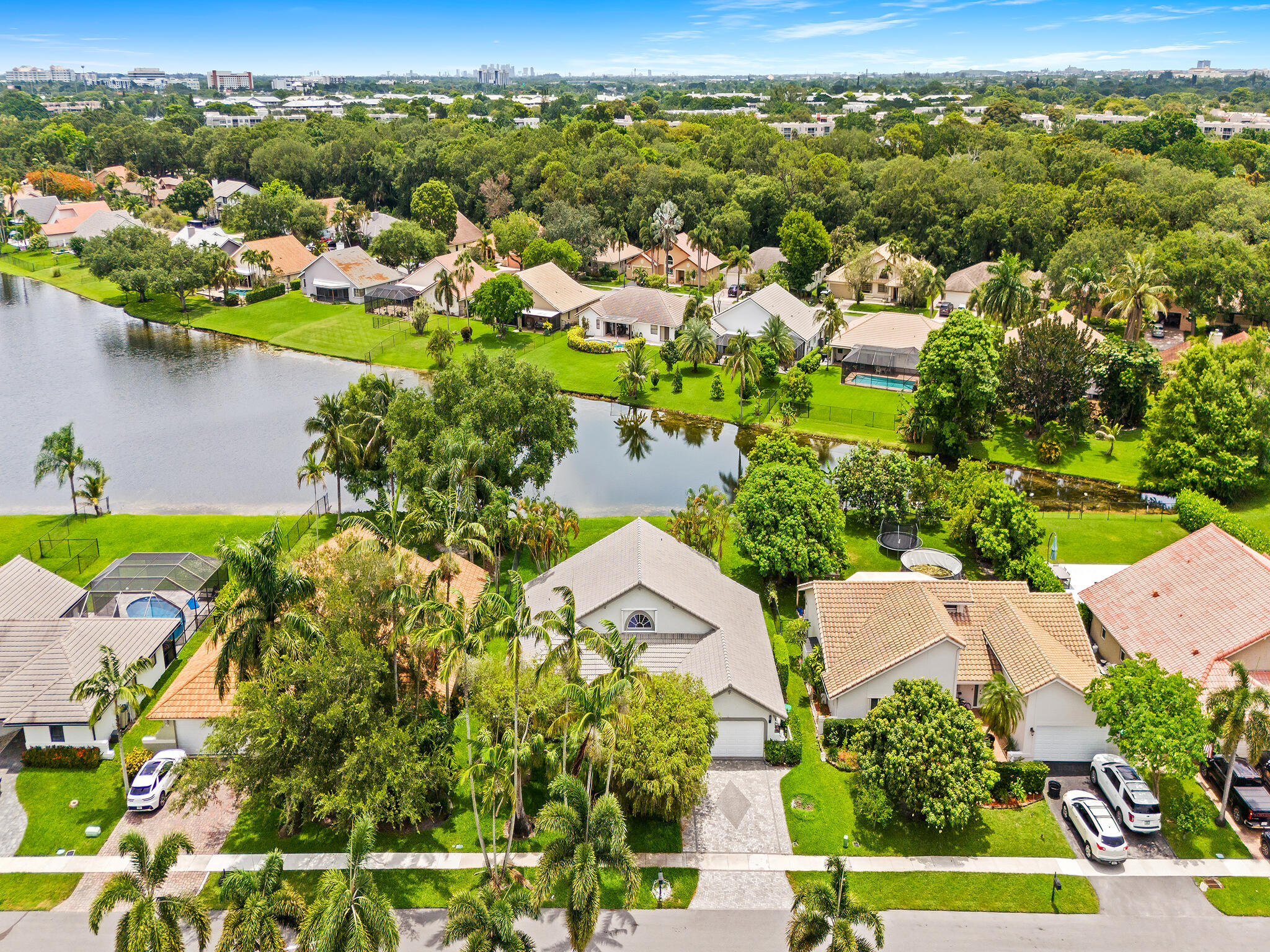 Foto de propiedad en 1750 W Oak Knoll Circle, Davie, FL 33324 Davie con MLS# 
