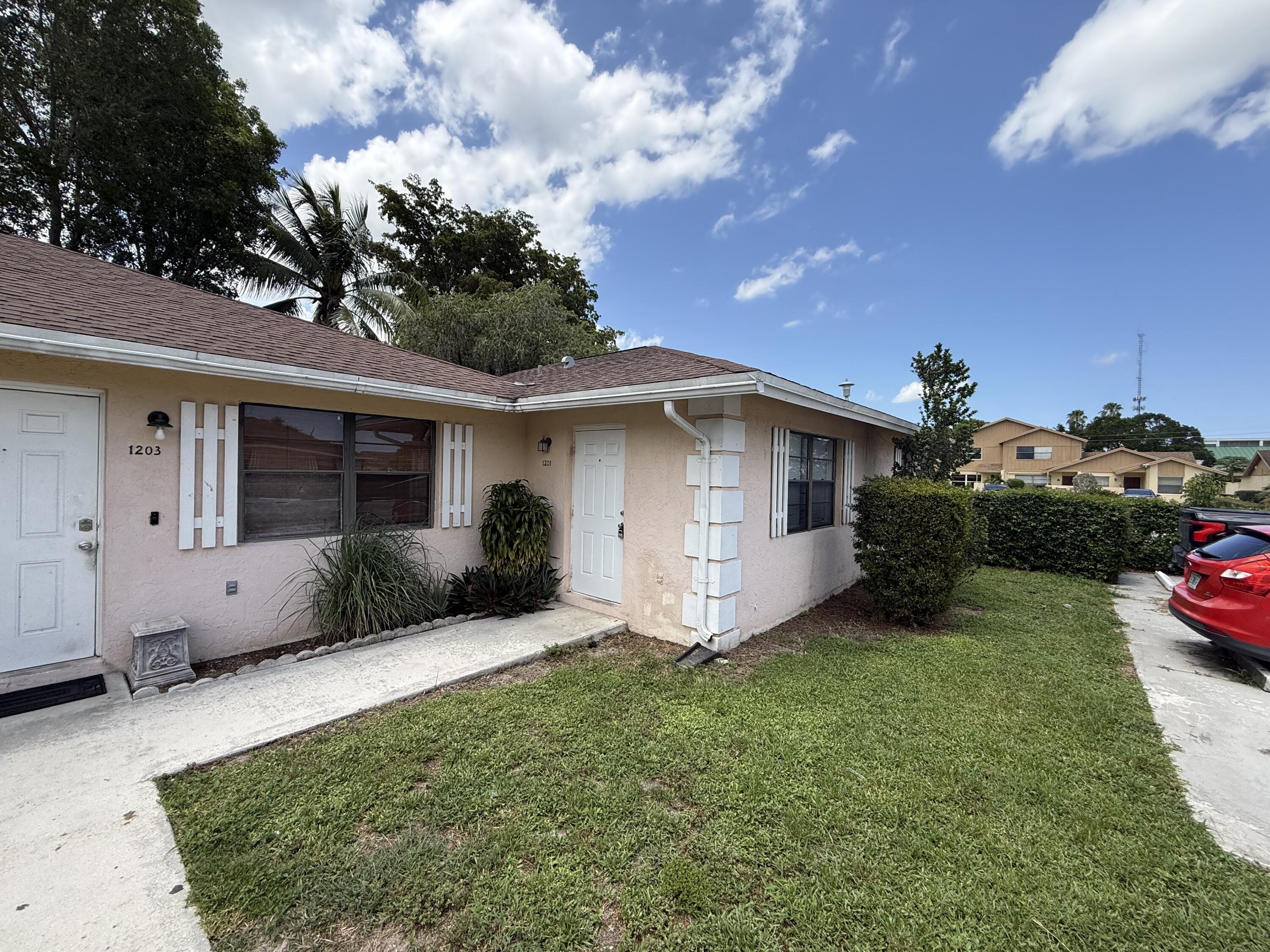 Foto de propiedad en 1201 White Pine Drive 1201, Wellington, FL 33414 Wellington con MLS# 