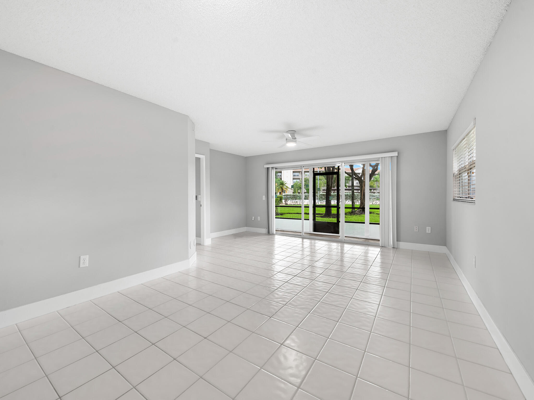 Foto de propiedad en 550 SW 137 Avenue L114, Pembroke Pines, FL 33027 Pembroke Pines con MLS# 