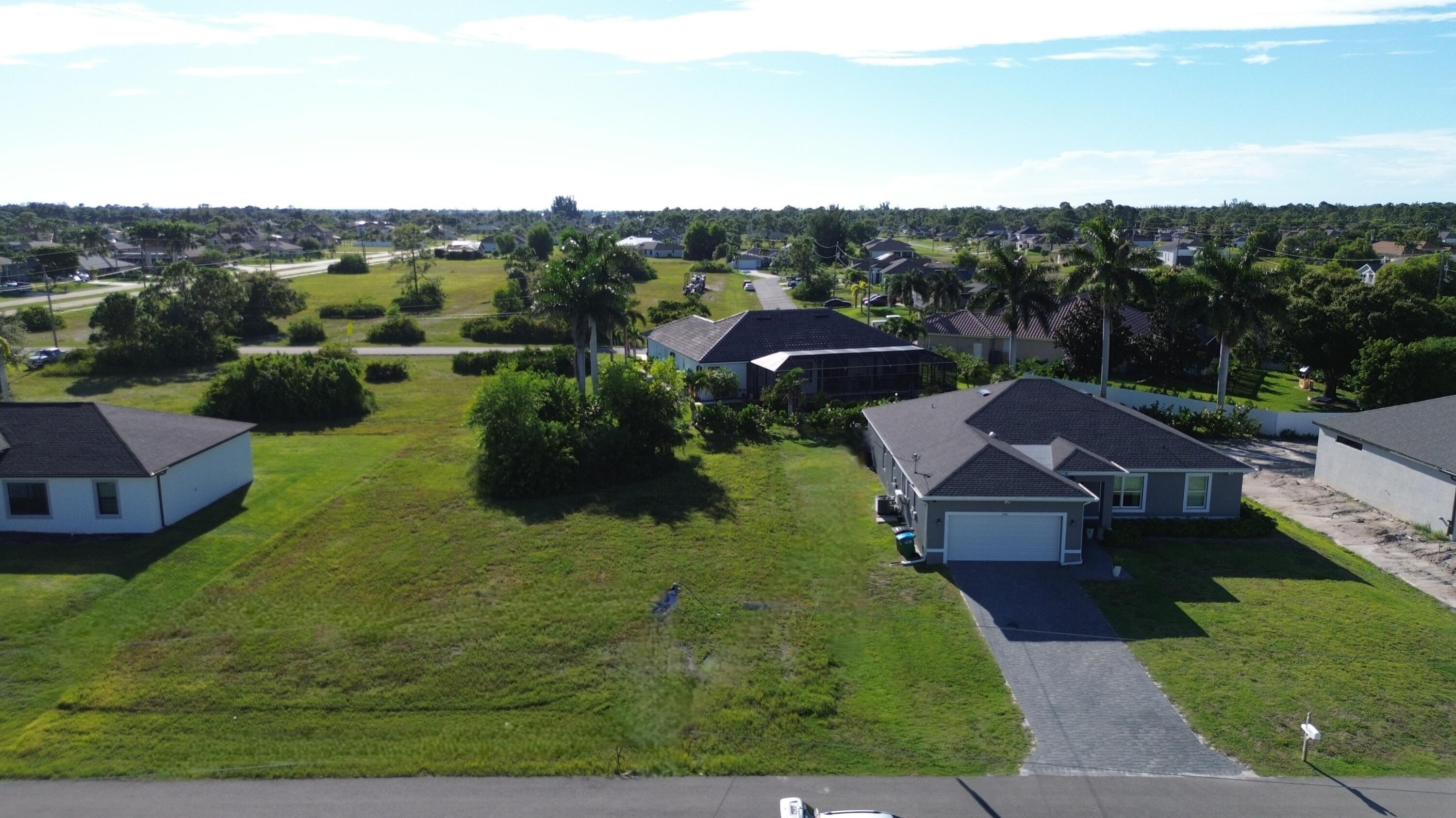 Foto de propiedad en 2012 NW 24th Place, Cape Coral, FL 33993 Cape Coral con MLS# 
