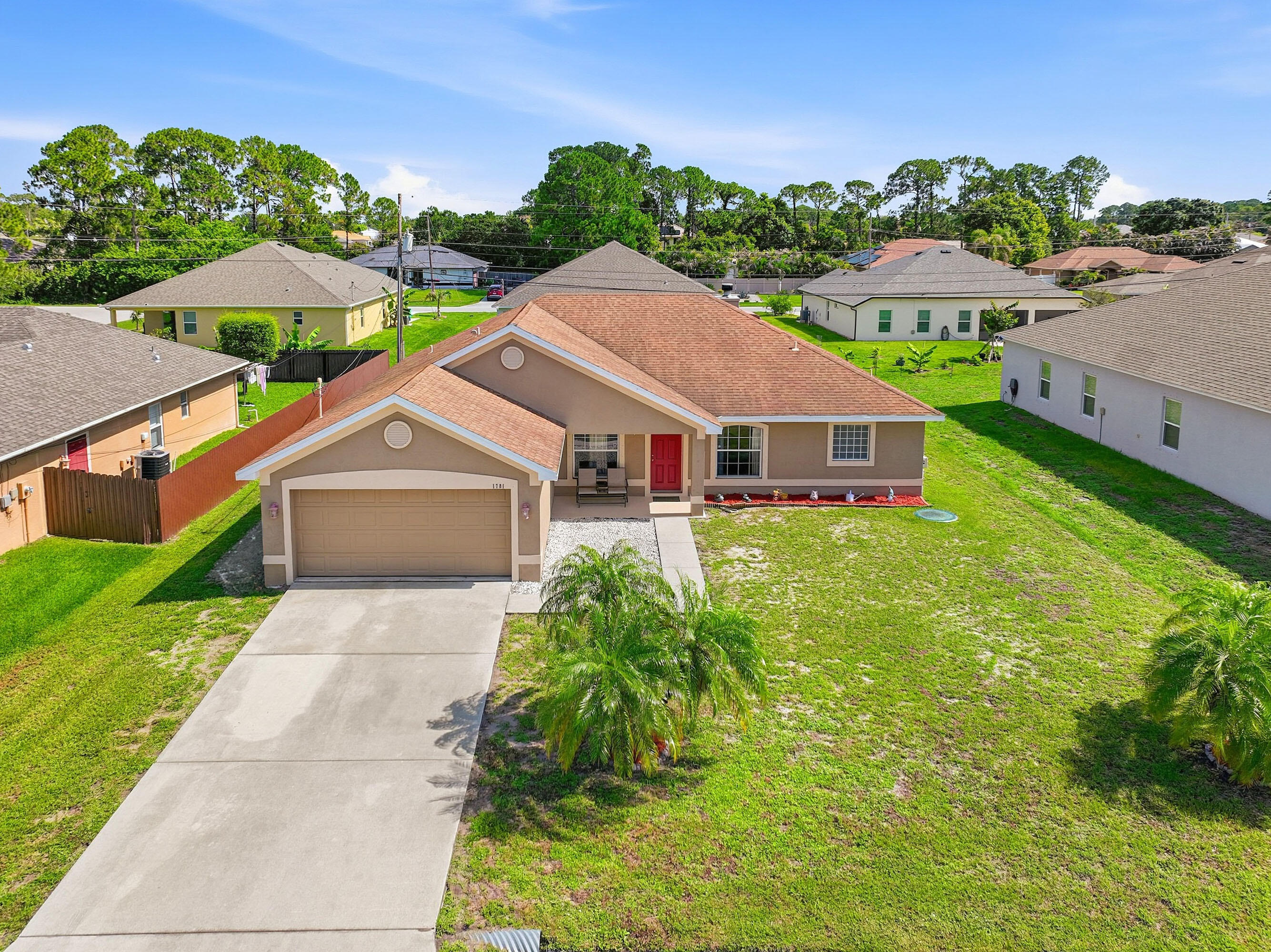 Foto de propiedad en 1781 SW Starman Avenue, Port St. Lucie, FL 34953 Port St. Lucie con MLS# 