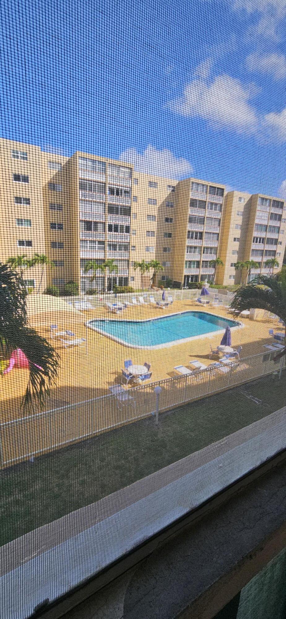 Foto de propiedad en 421 NE 14th Avenue 302, Hallandale Beach, FL 33009 Hallandale Beach con MLS# 