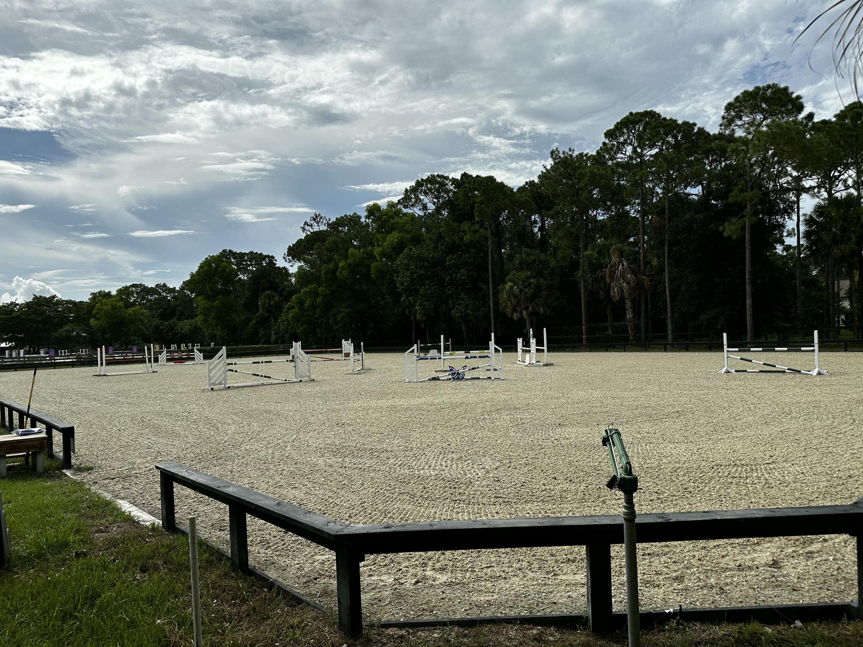 Foto de propiedad en 13009 Collecting Canal Road, Loxahatchee Groves, FL 33470 Loxahatchee Groves con MLS# 