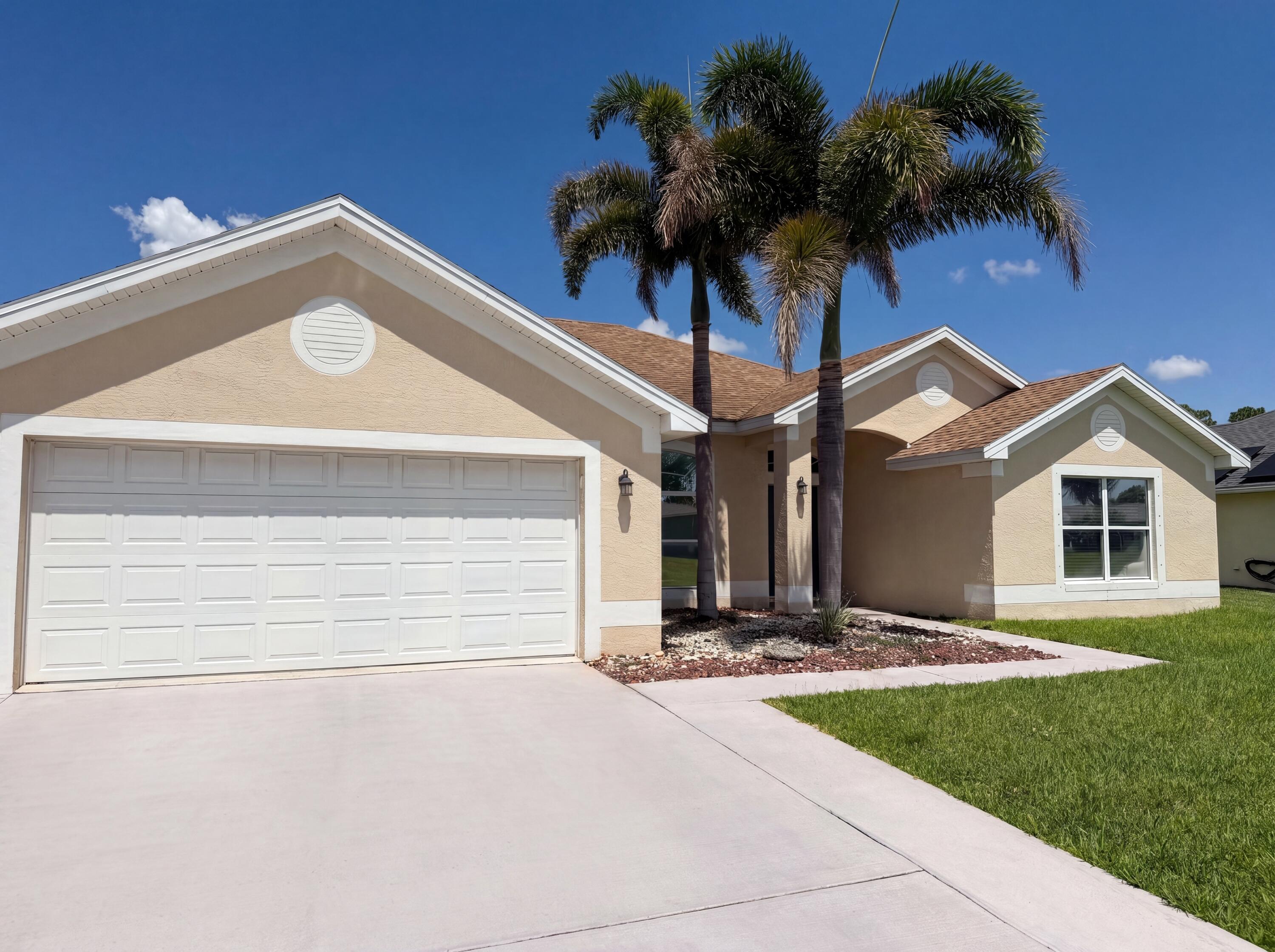 Foto de propiedad en 3642 SW Sterricker Street, Port St. Lucie, FL 34953 Port St. Lucie con MLS# 