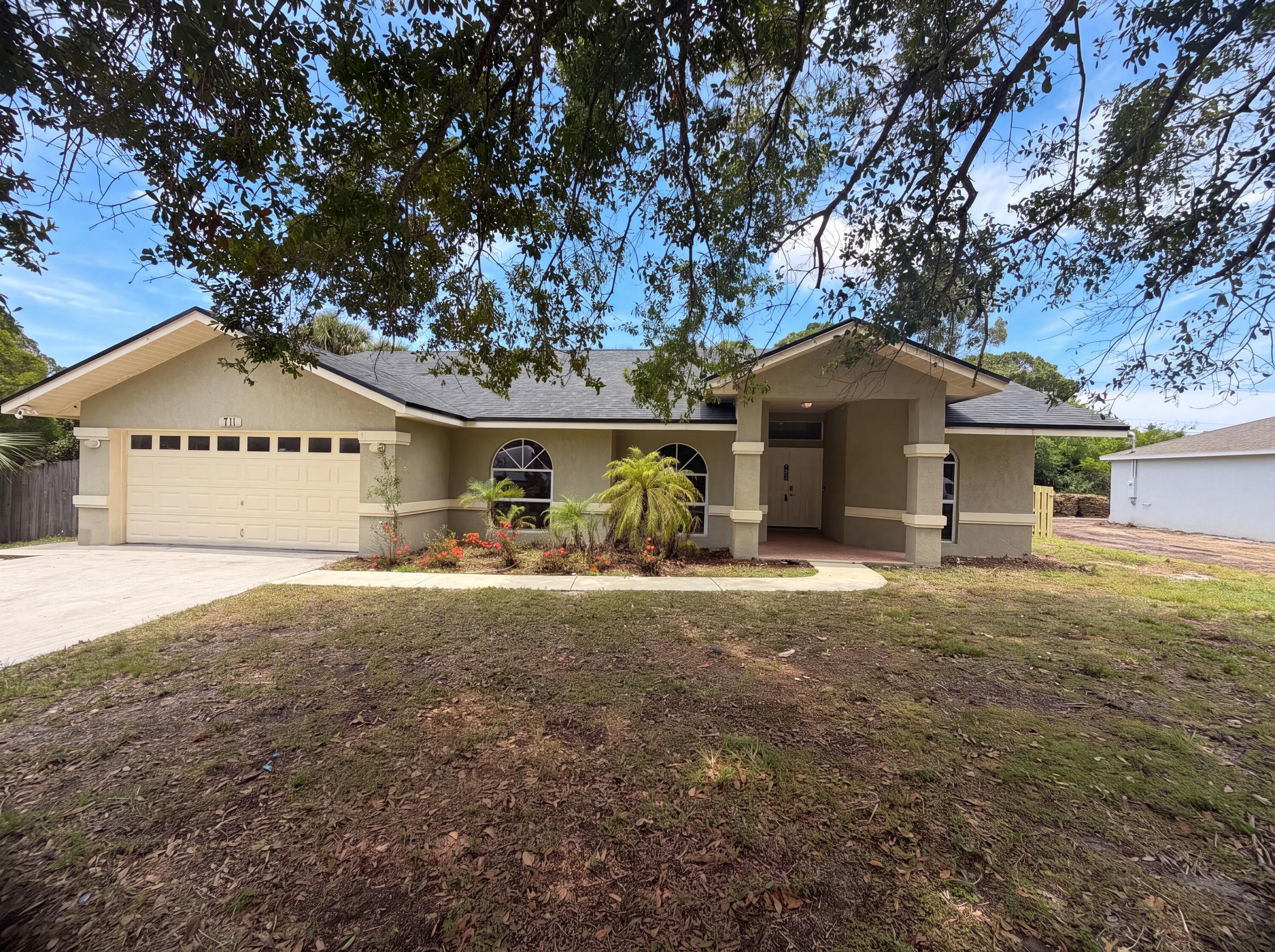 En Venta 711 SE Celtic Avenue, Port St. Lucie, FL 34983, Port St. Lucie, FL 34983
