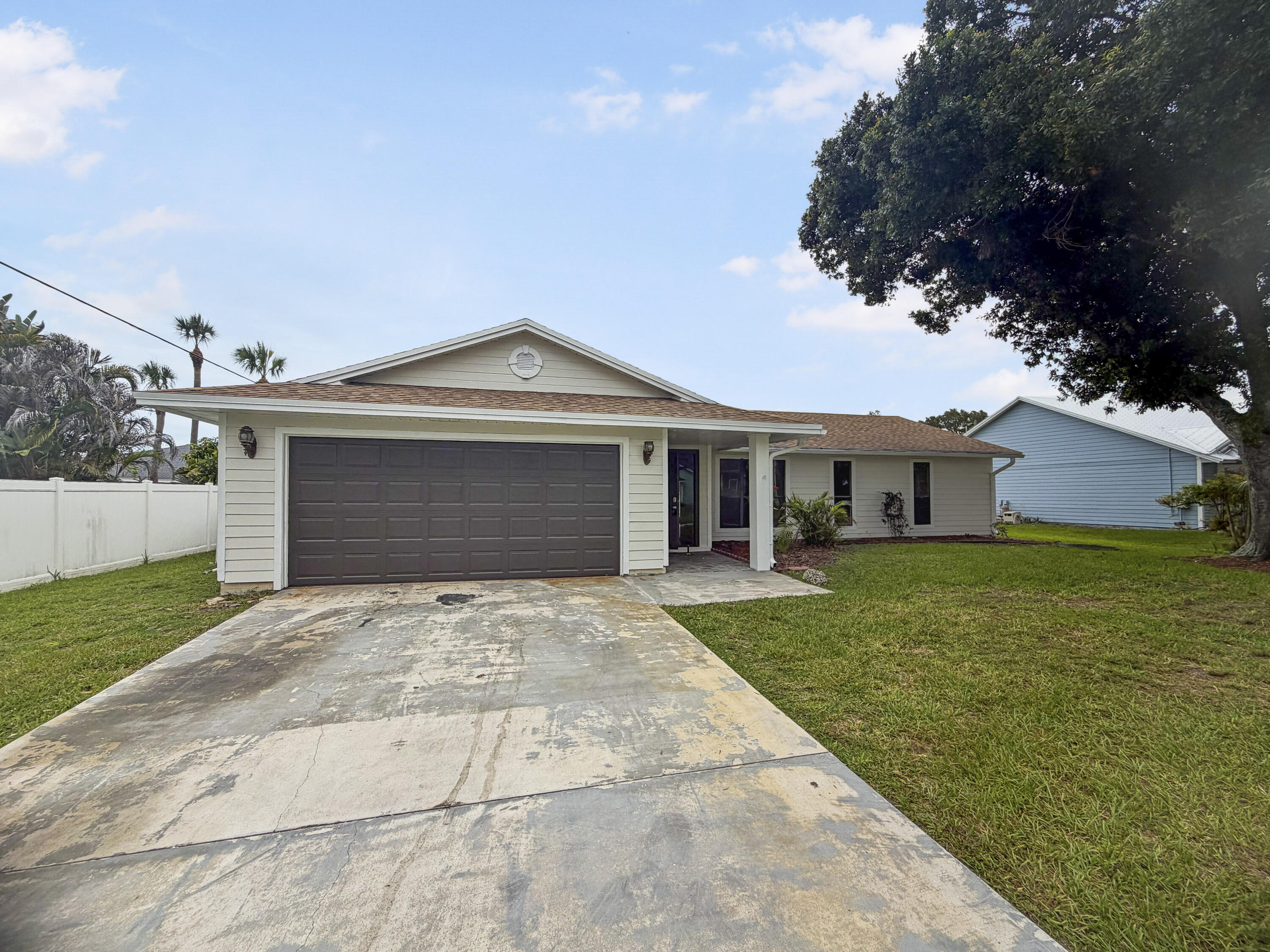 Foto de propiedad en 2305 SW Fern Circle, Port St. Lucie, FL 34953 Port St. Lucie con MLS# 