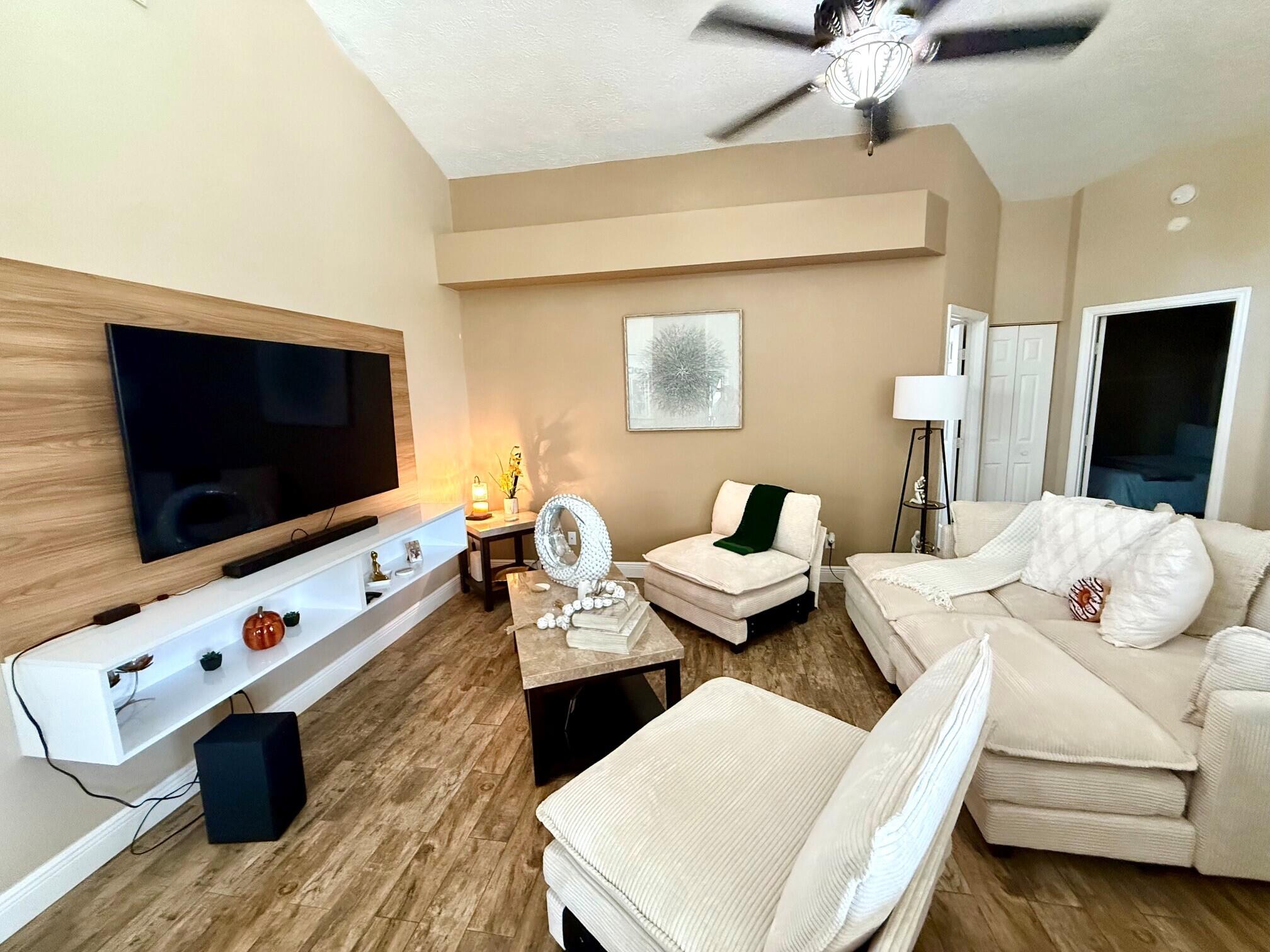 Foto de propiedad en 2702 SE Bishop Avenue, FL 34952  con MLS# 