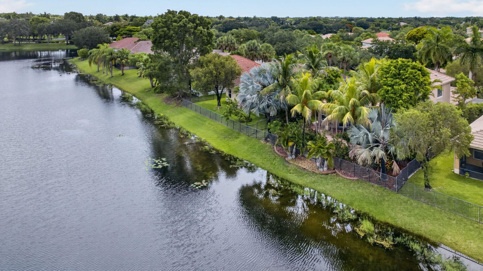 Foto de propiedad en 6443 NW 110th Avenue, Parkland, FL 33076 Parkland con MLS# 