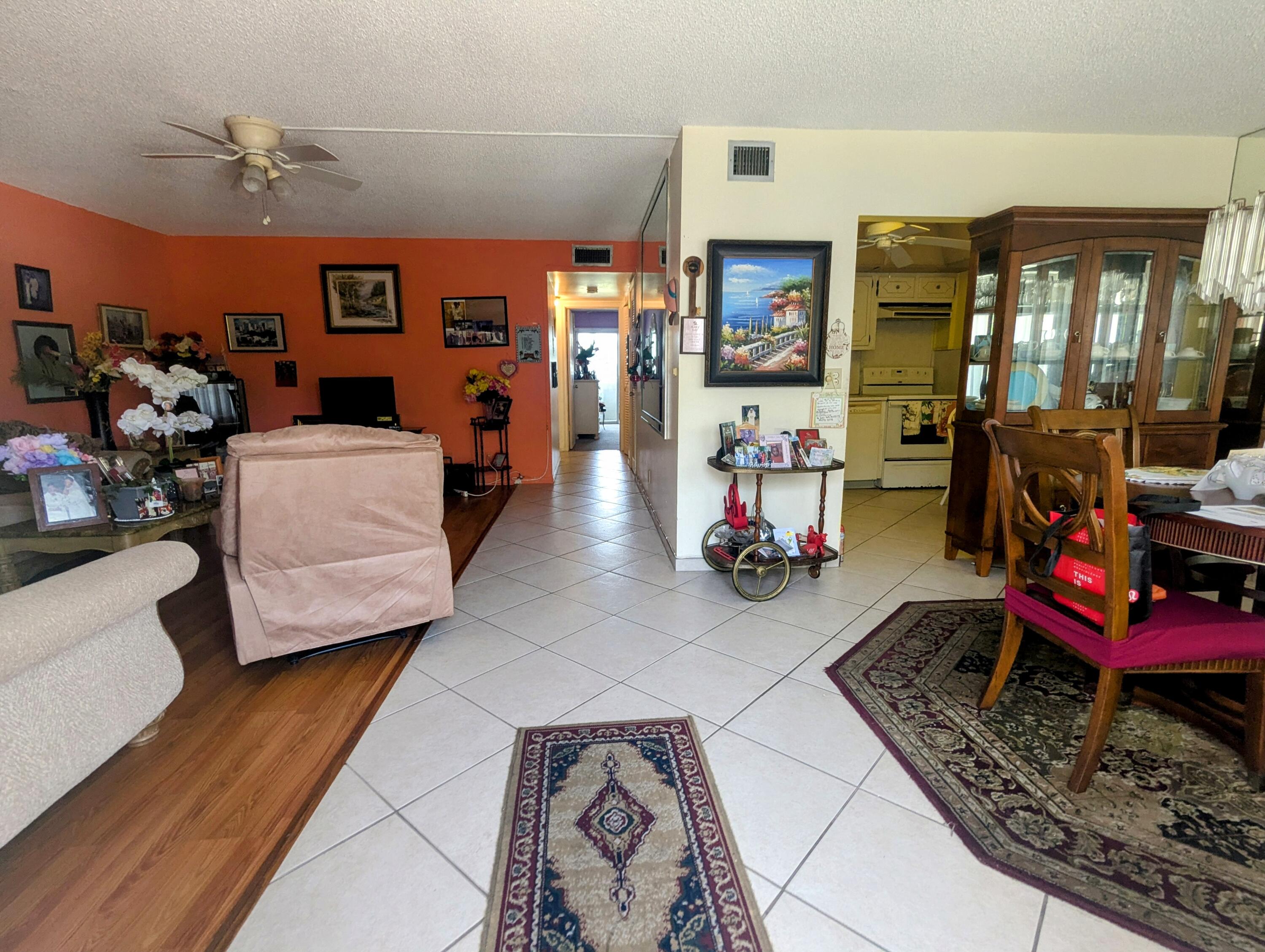 Foto de propiedad en 205 Wellington M, West Palm Beach, FL 33417 West Palm Beach con MLS# 