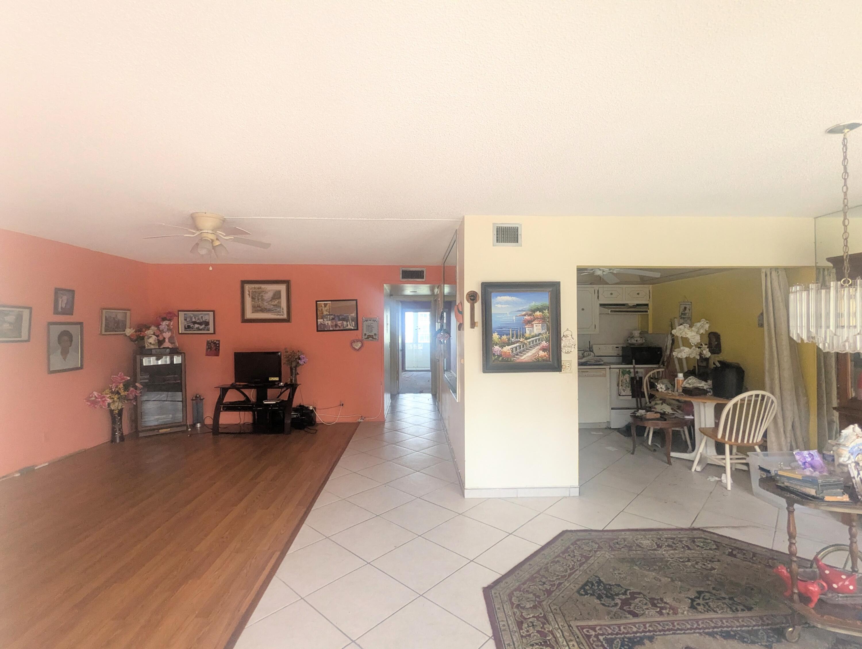 NEW HVAC, 2nd Floor Wellington M 2br/2ba with Laminate/Tile Floors in Living/Kitchen and Baths