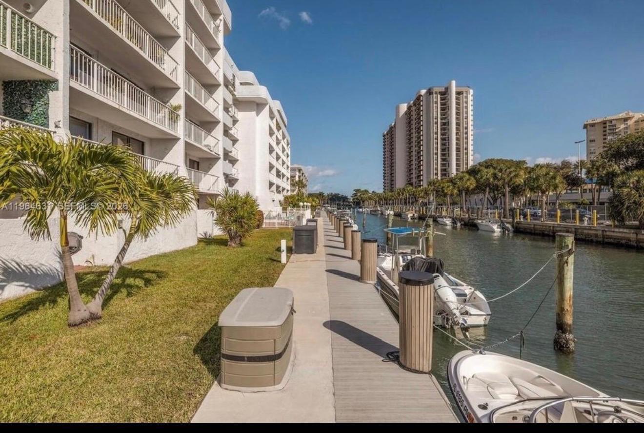 Foto de propiedad en 1650 NE 115th Street 103, Miami, FL 33181 Miami con MLS# 