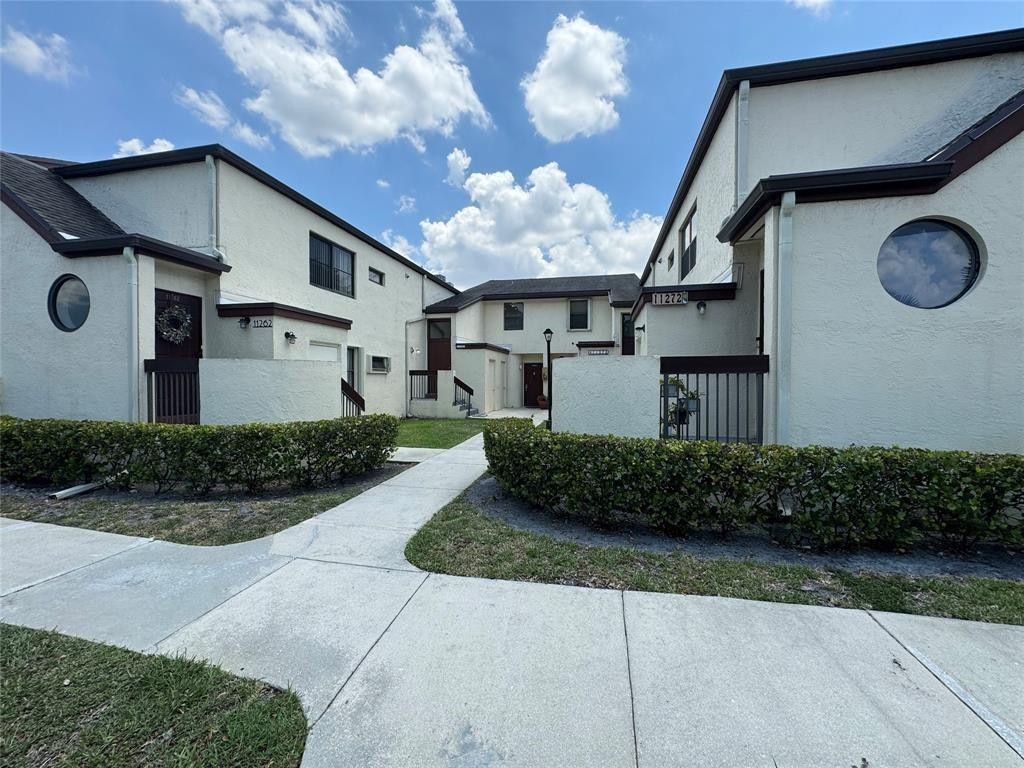 Foto de propiedad en 11318 Taft Street, Pembroke Pines, FL 33026 Pembroke Pines con MLS# 