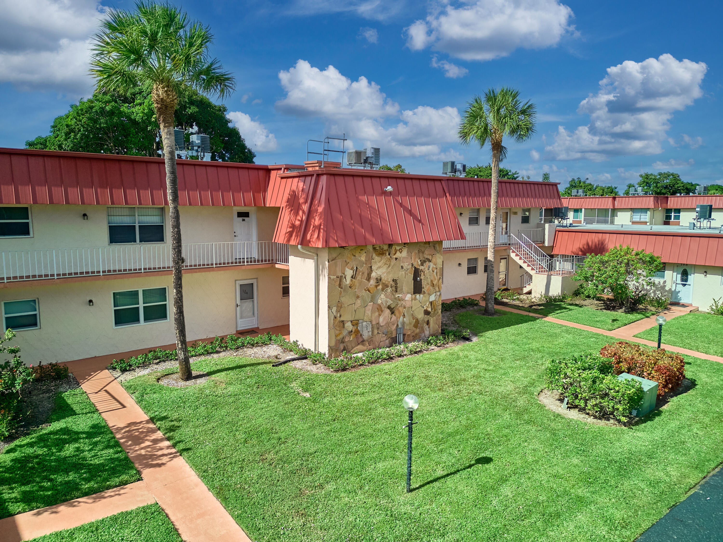 Foto de propiedad en 12021 W Greenway Drive 105, Royal Palm Beach, FL 33411 Royal Palm Beach con MLS# 